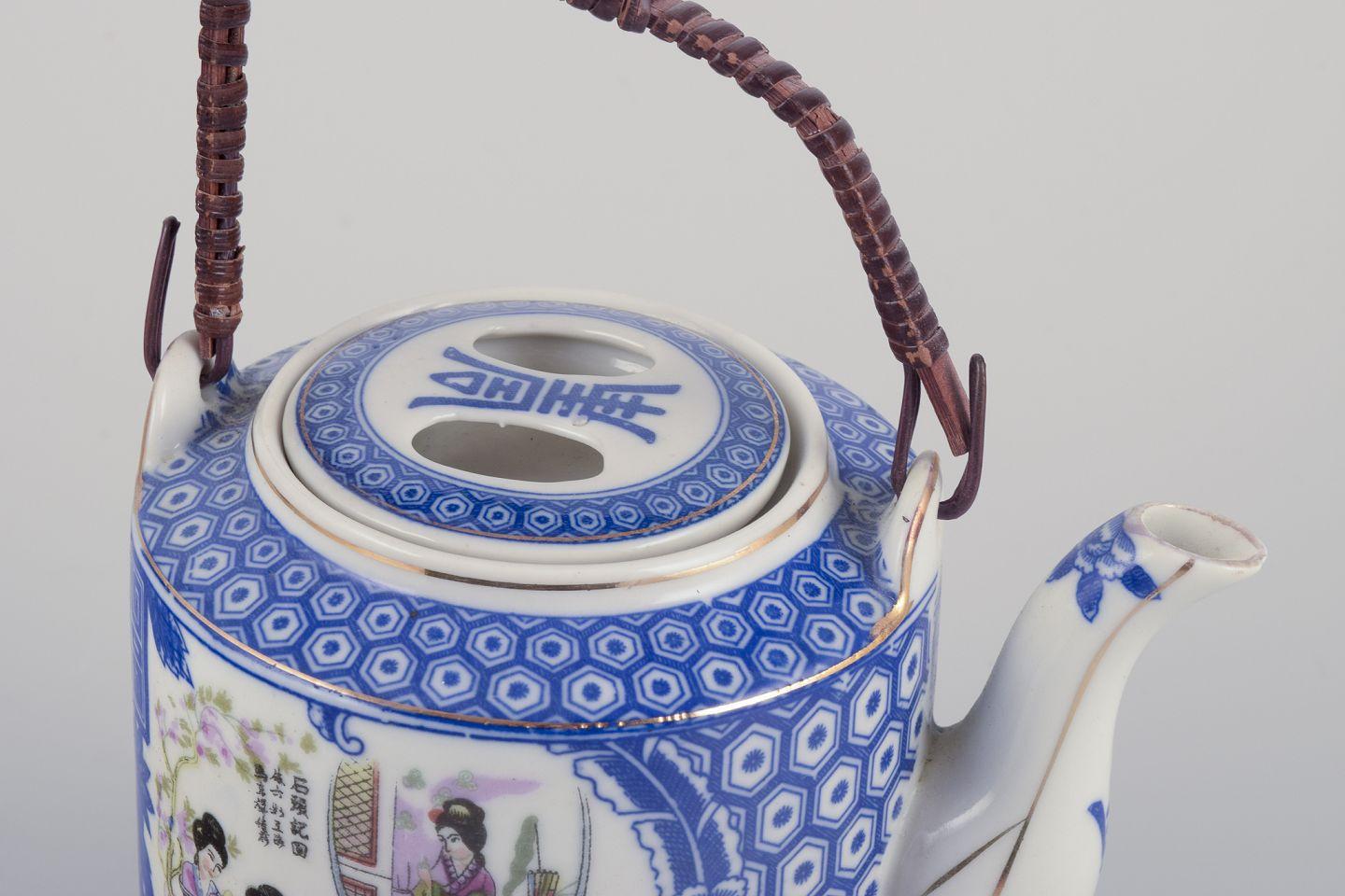 Peint à la main Théière en porcelaine chinoise avec un motif de femmes dans un paysage. Ca. 1930 en vente