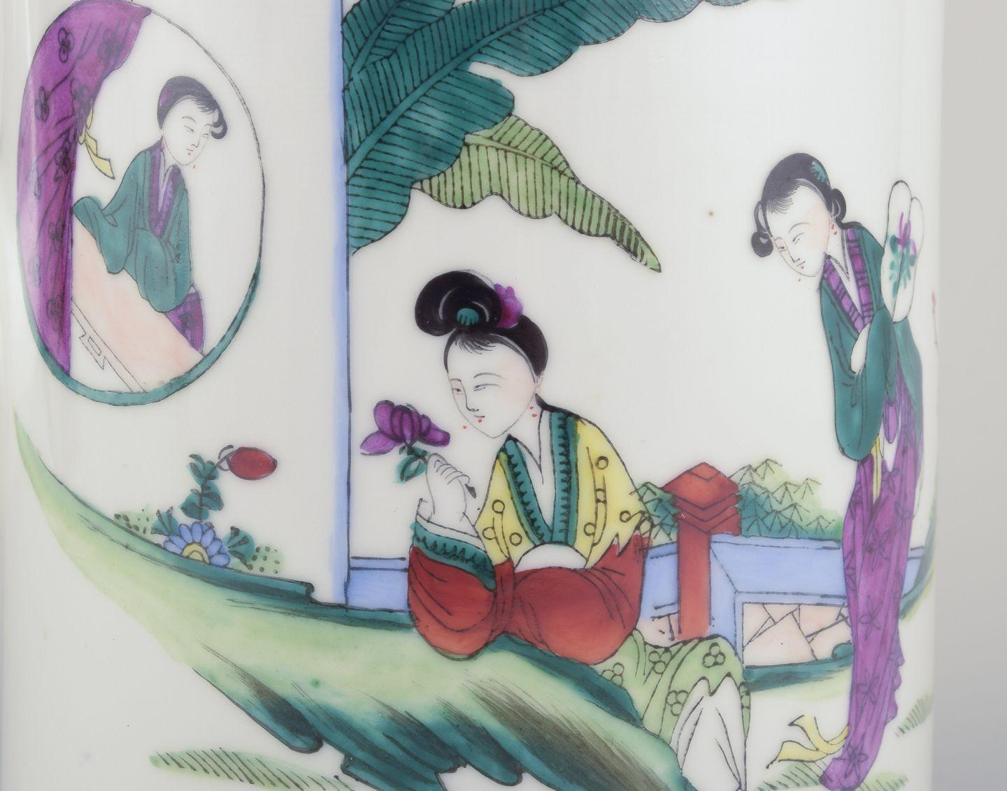 Théière en porcelaine chinoise avec un motif de femmes dans un paysage. Ca. 1930 Excellent état - En vente à København, Copenhagen