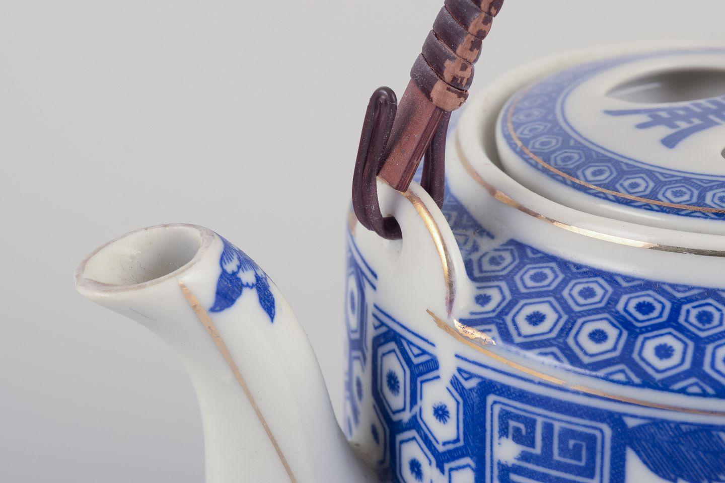 Théière en porcelaine chinoise avec un motif de femmes dans un paysage. Ca. 1930 Excellent état - En vente à København, Copenhagen