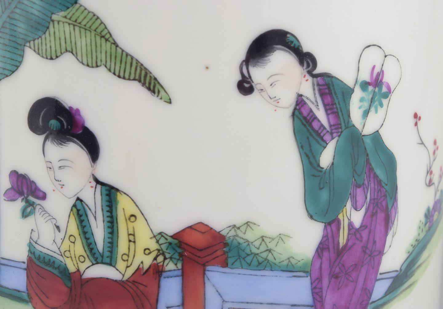 Milieu du XXe siècle Théière en porcelaine chinoise avec un motif de femmes dans un paysage. Ca. 1930 en vente