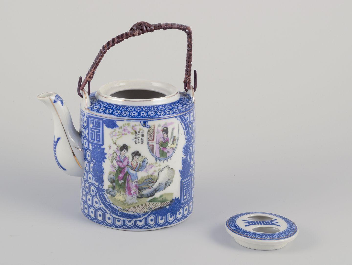 Milieu du XXe siècle Théière en porcelaine chinoise avec un motif de femmes dans un paysage. Ca. 1930 en vente