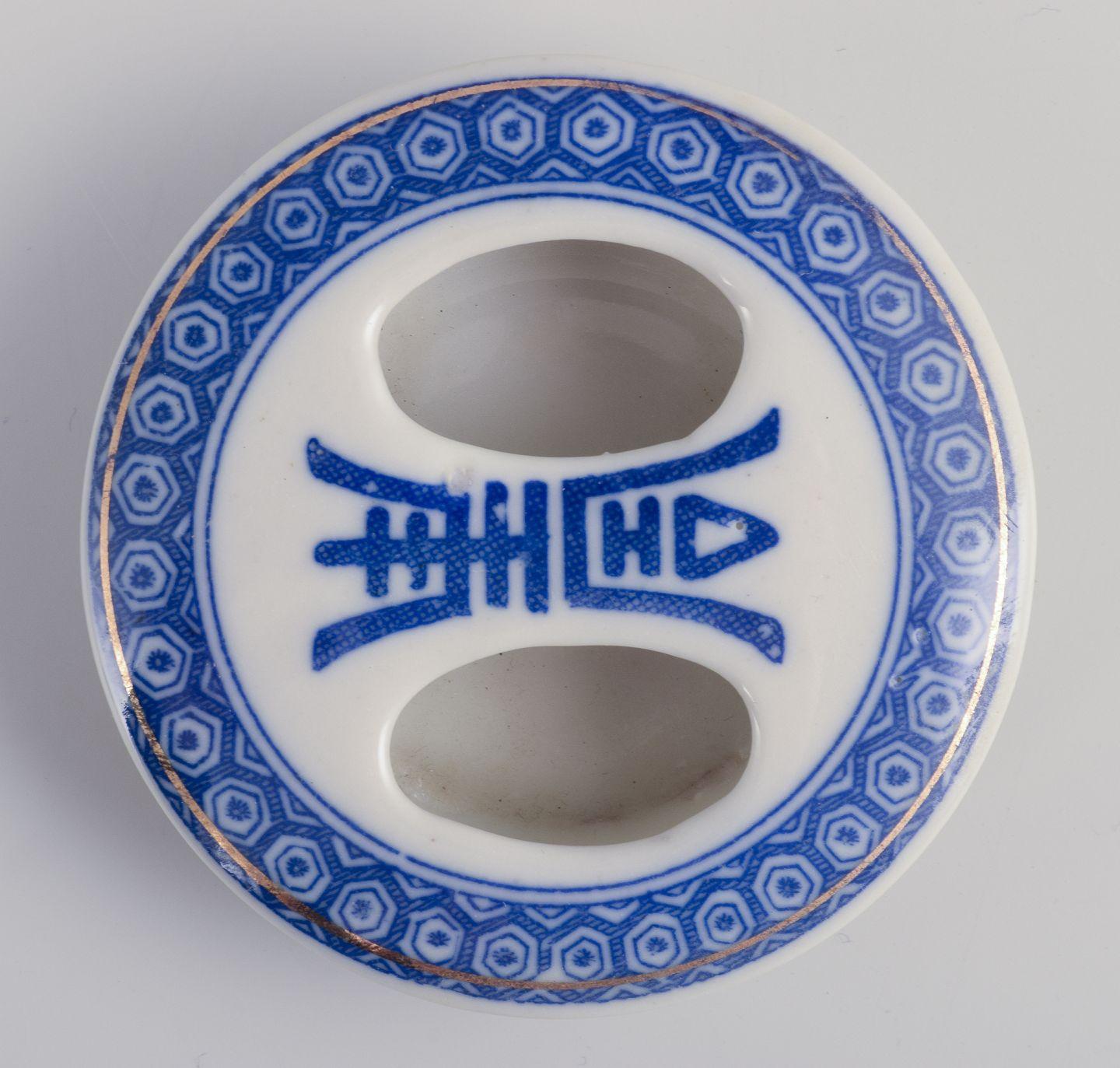 Porcelaine Théière en porcelaine chinoise avec un motif de femmes dans un paysage. Ca. 1930 en vente