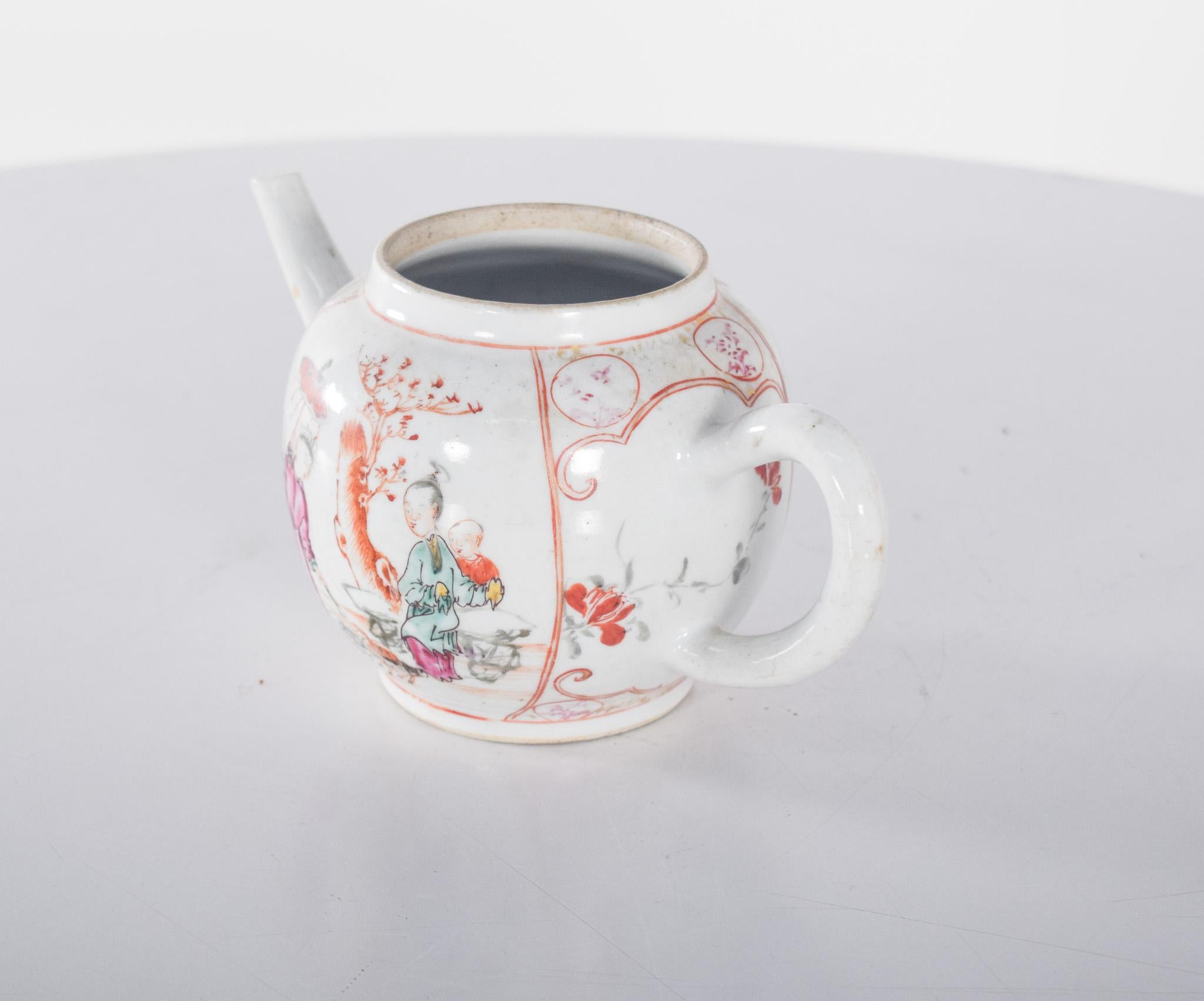 Chinese export porcelain teapot without lid. Polychrome garden decoration, with an elongated spout and a curved handle.
The decoration features an artistic composition rich in detail, where figures dressed in traditional Chinese costumes interact in