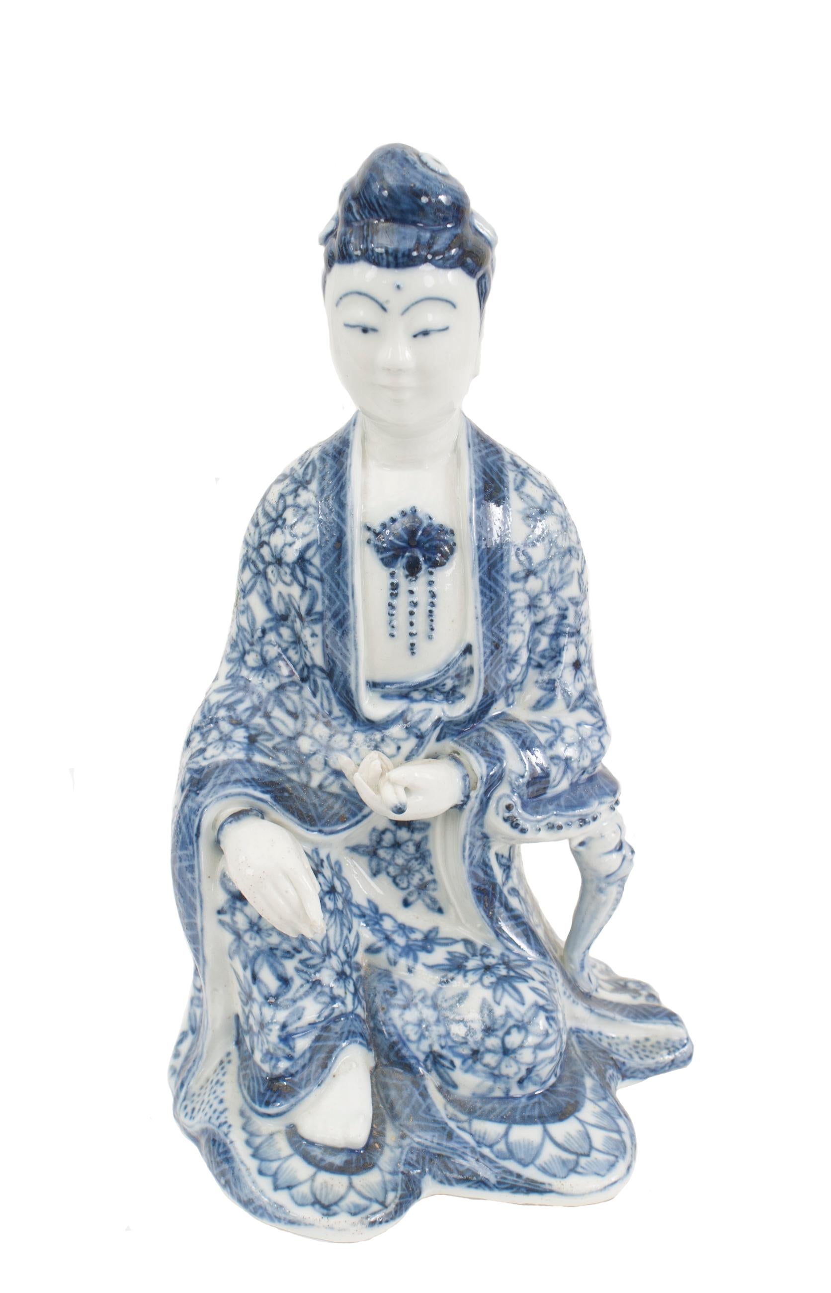 7 figurines asiatiques chinoises (20e siècle) en porcelaine à motifs bleus et blancs en tenue traditionnelle (PRIX CHACUN).