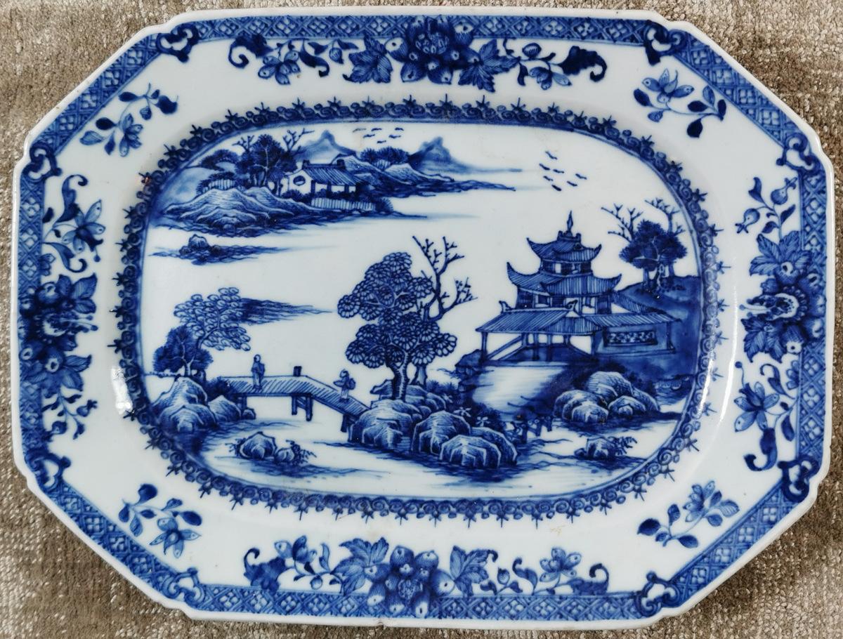 We kindly suggest you read the whole description, because with it we try to give you detailed technical and historical information to guarantee the authenticity of our objects.
Chinese porcelain tray with hand-painted decoration in cobalt blue under