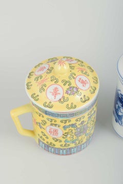 Chinesisches Porzellan. Zwei Teetassen mit Deckel und Sieb, ca. 1970er/80er Jahre.