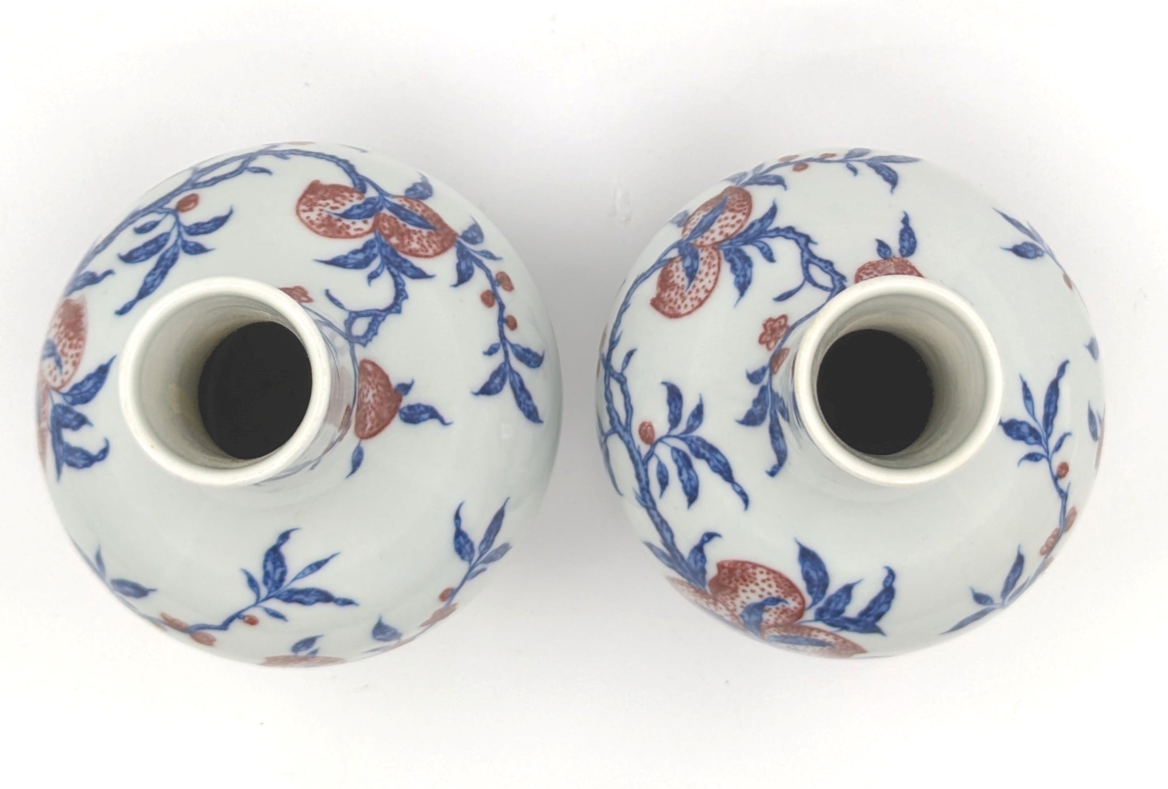 Chinesisches Porzellan unterglasierte Unterglasur Blau & Kupfer Rot Pfirsichflaschenflaschenvase Ende 20c Paar im Angebot 3