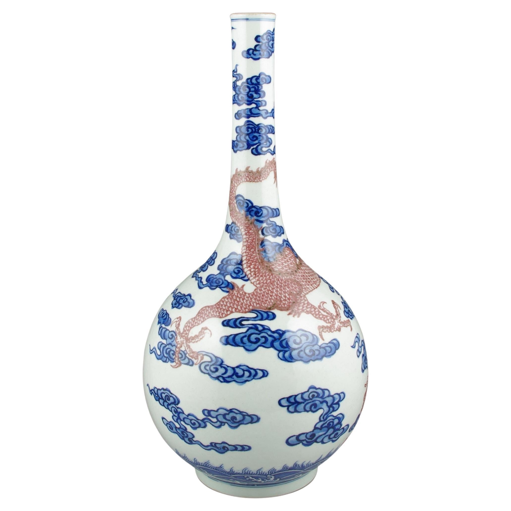 Qing Vase en porcelaine chinoise bleu et blanc avec 2 dragons rouges en cuivre 20 carats en vente