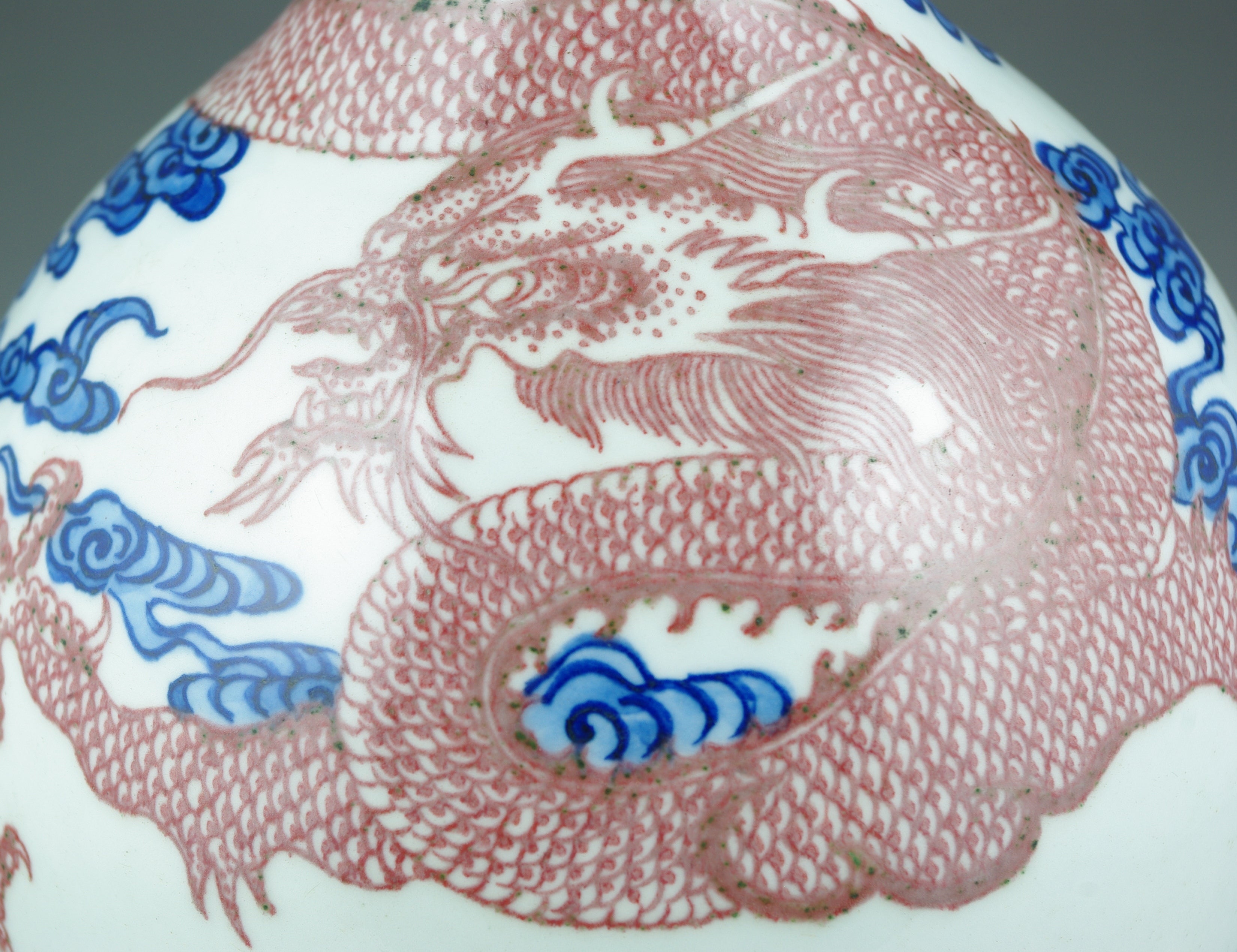 Vase en porcelaine chinoise bleu et blanc avec 2 dragons rouges en cuivre 20 carats Excellent état - En vente à Richmond, CA