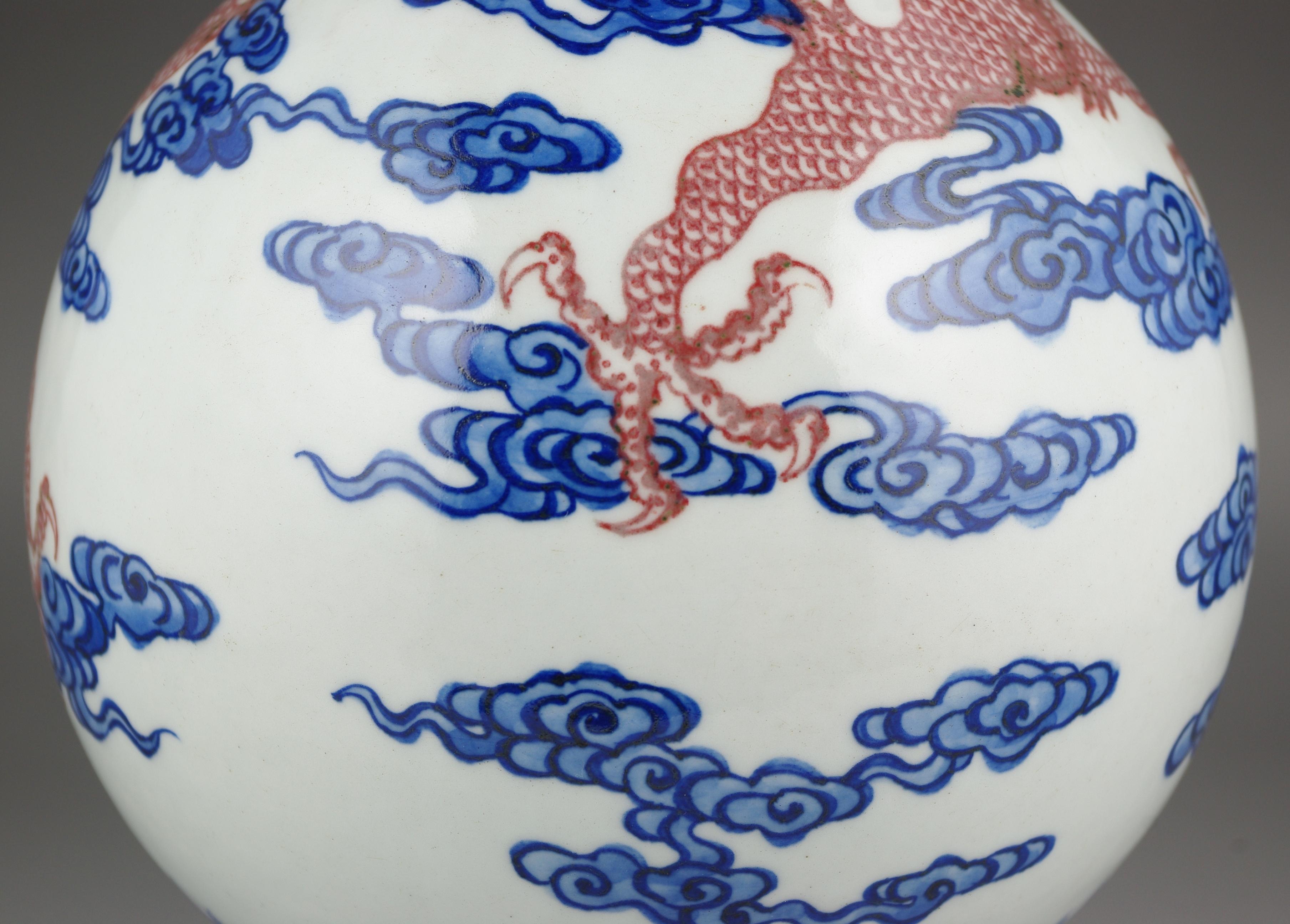 Porcelaine Vase en porcelaine chinoise bleu et blanc avec 2 dragons rouges en cuivre 20 carats en vente