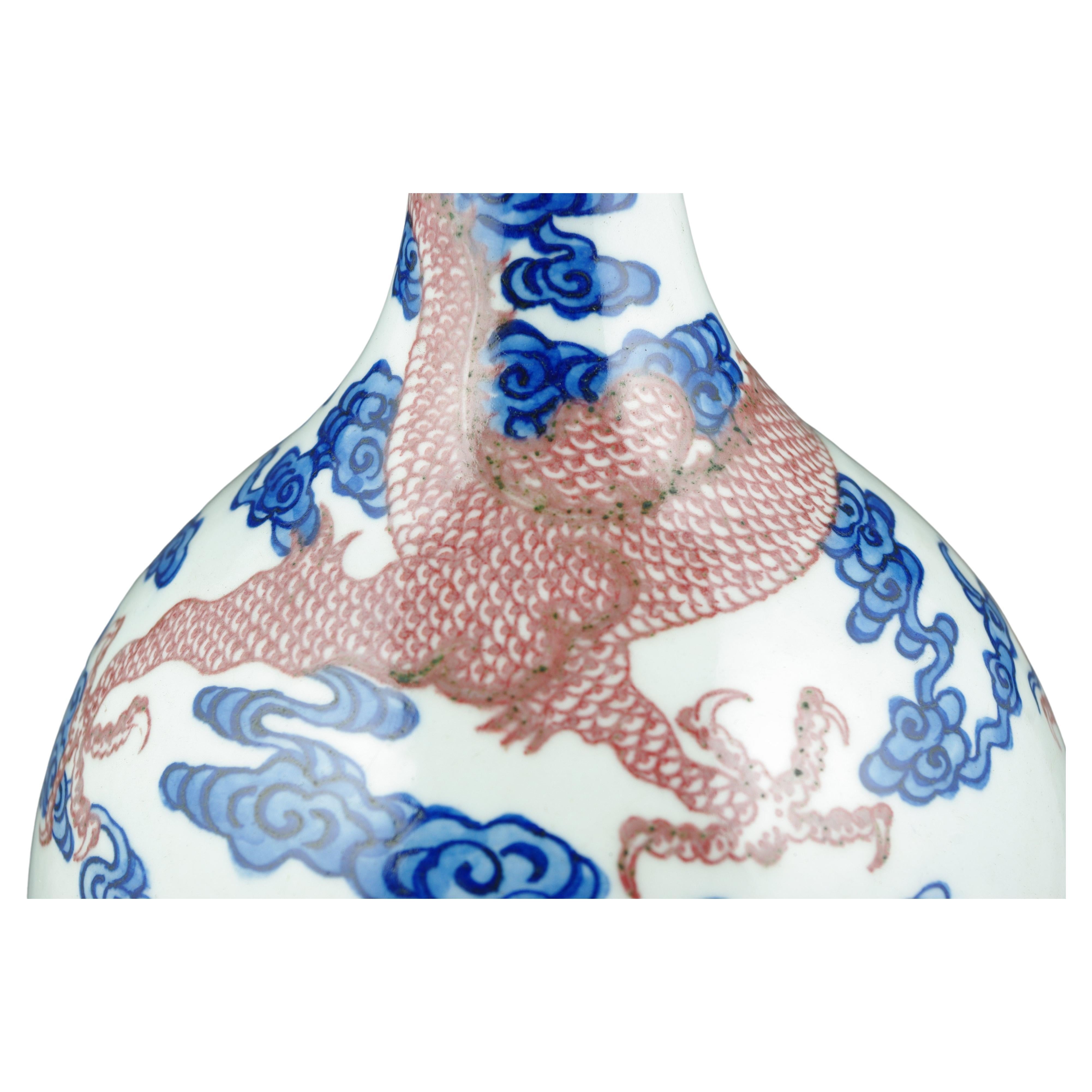 Vase en porcelaine chinoise bleu et blanc avec 2 dragons rouges en cuivre 20 carats en vente 1