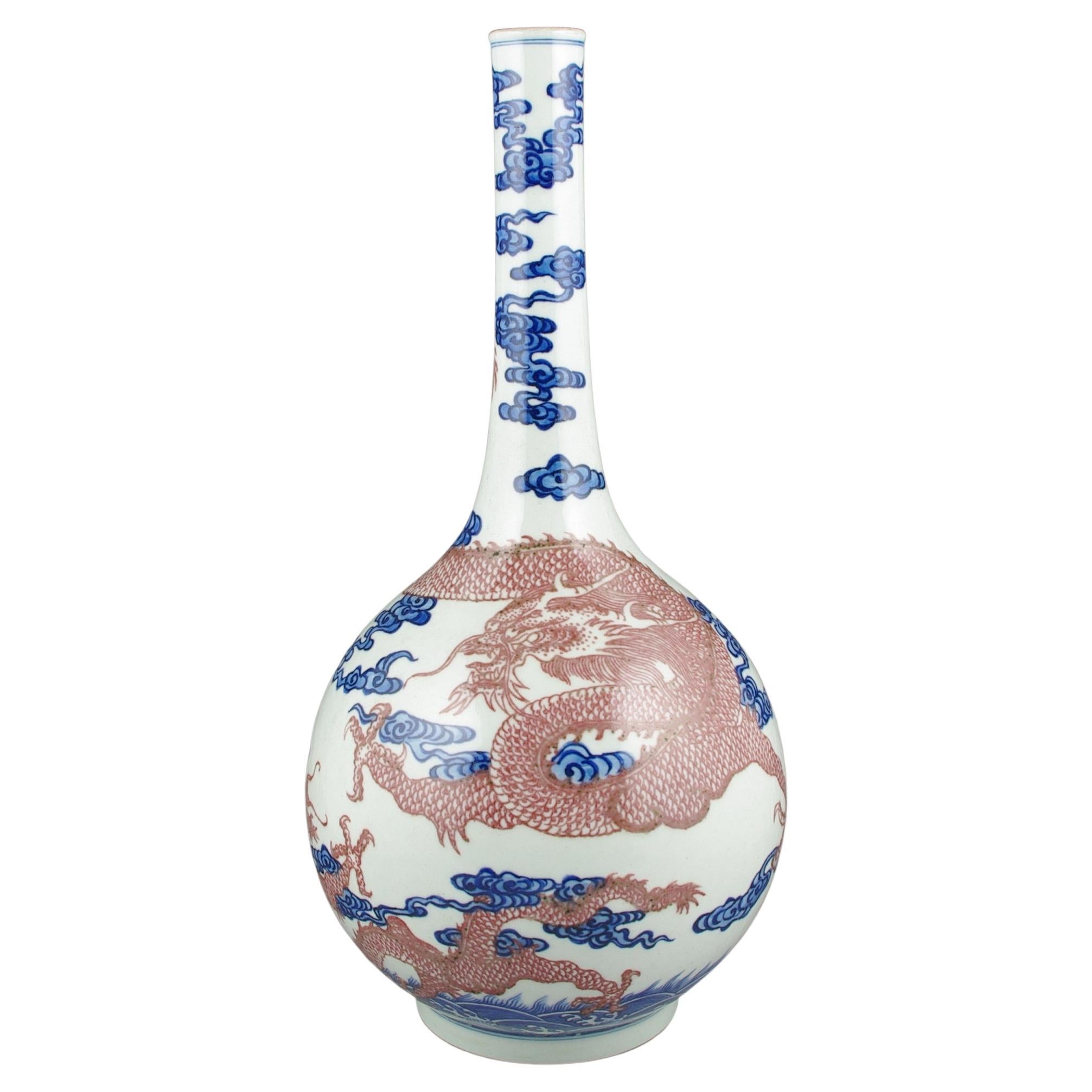 Vase en porcelaine chinoise bleu et blanc avec 2 dragons rouges en cuivre 20 carats en vente