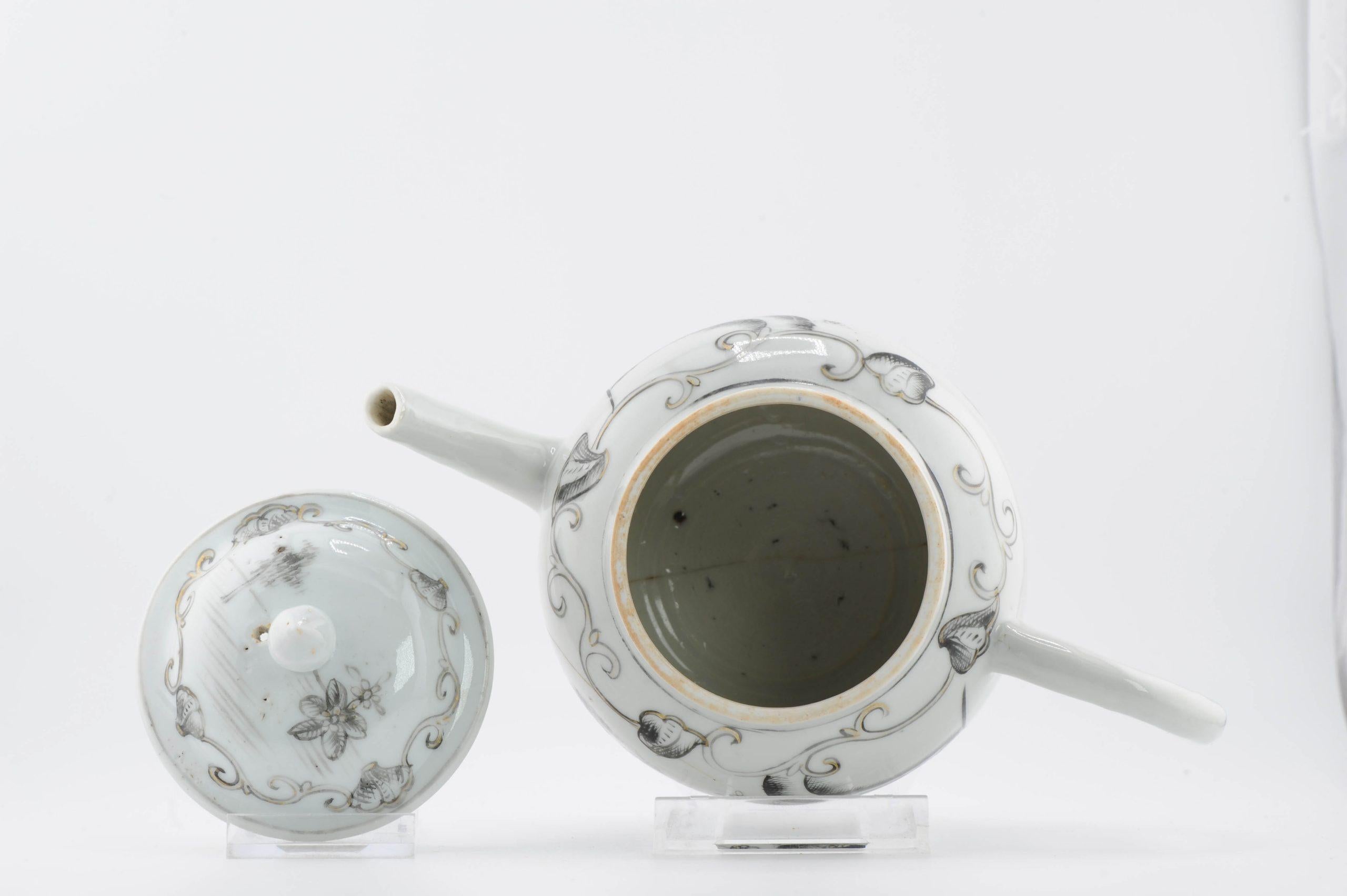 Qing Chinese Porcelain Valentines Patter Teapot Chine de Commande Qianlong, 18th C For Sale