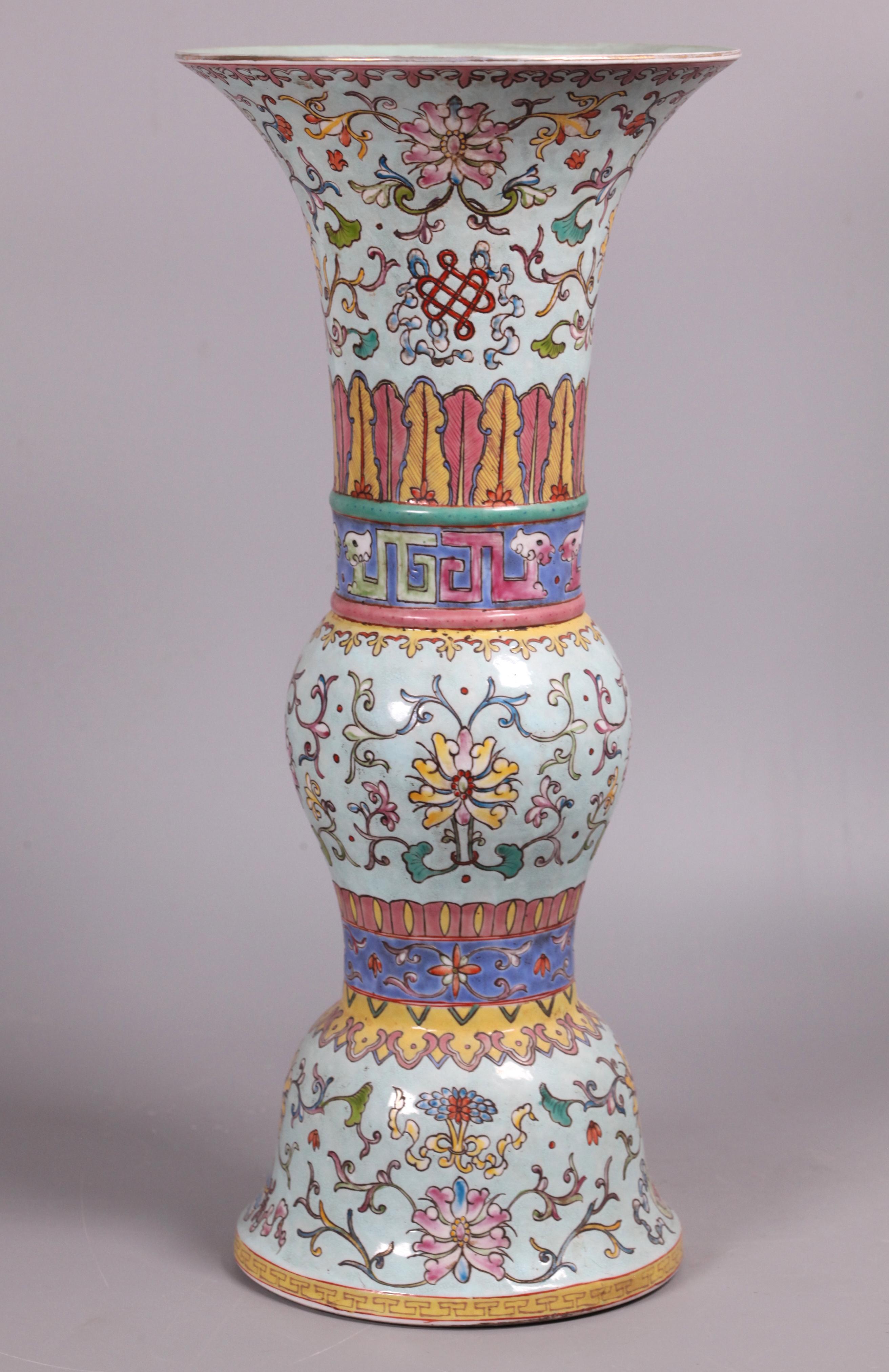 Chinese porcelain vase, 20th c. In Good Condition For Sale In New York, NY