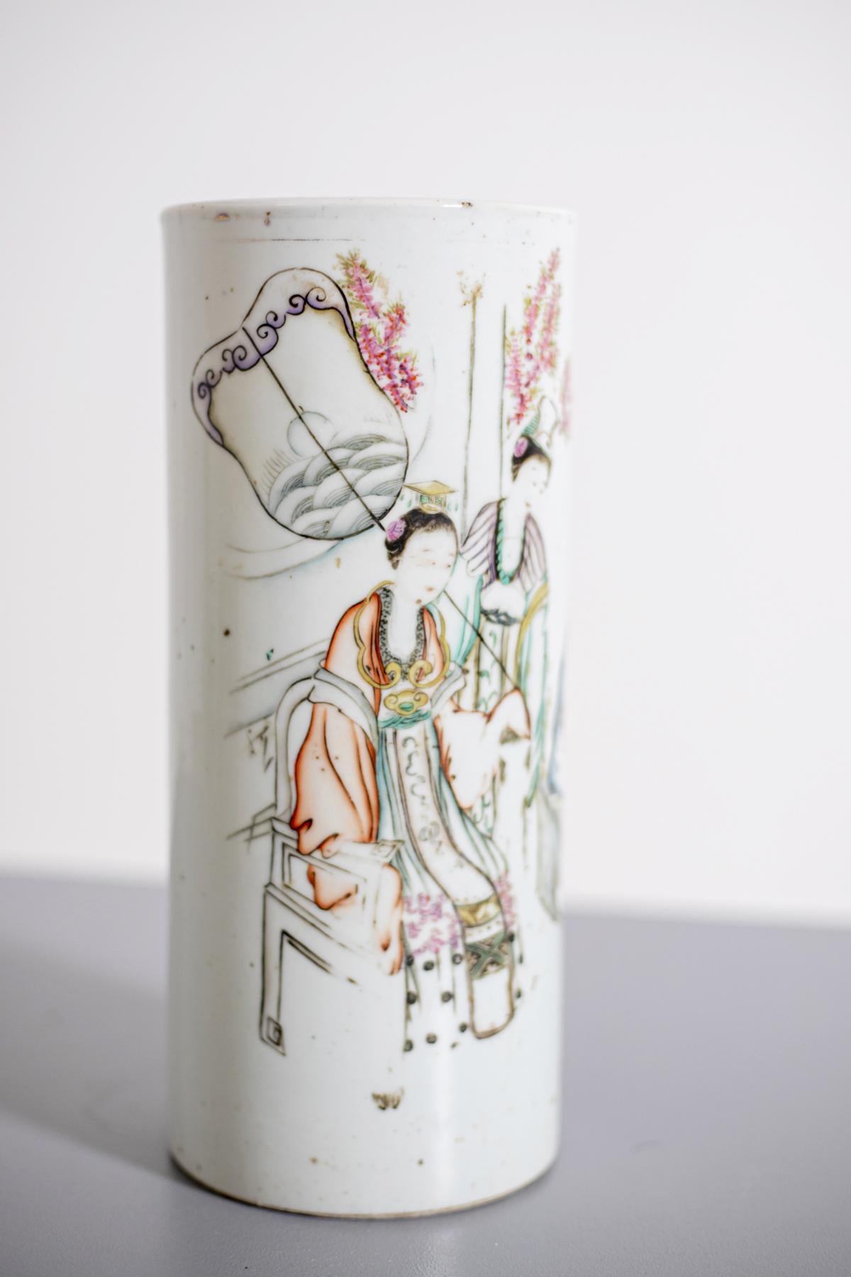 Porcelain vase, Chinese polychrome decoration with characters and ideograms. This vase was created at the end of the 19th century, entirely made of durable white porcelain, with decoration.
In this vase, we see a definitely high-ranking woman being