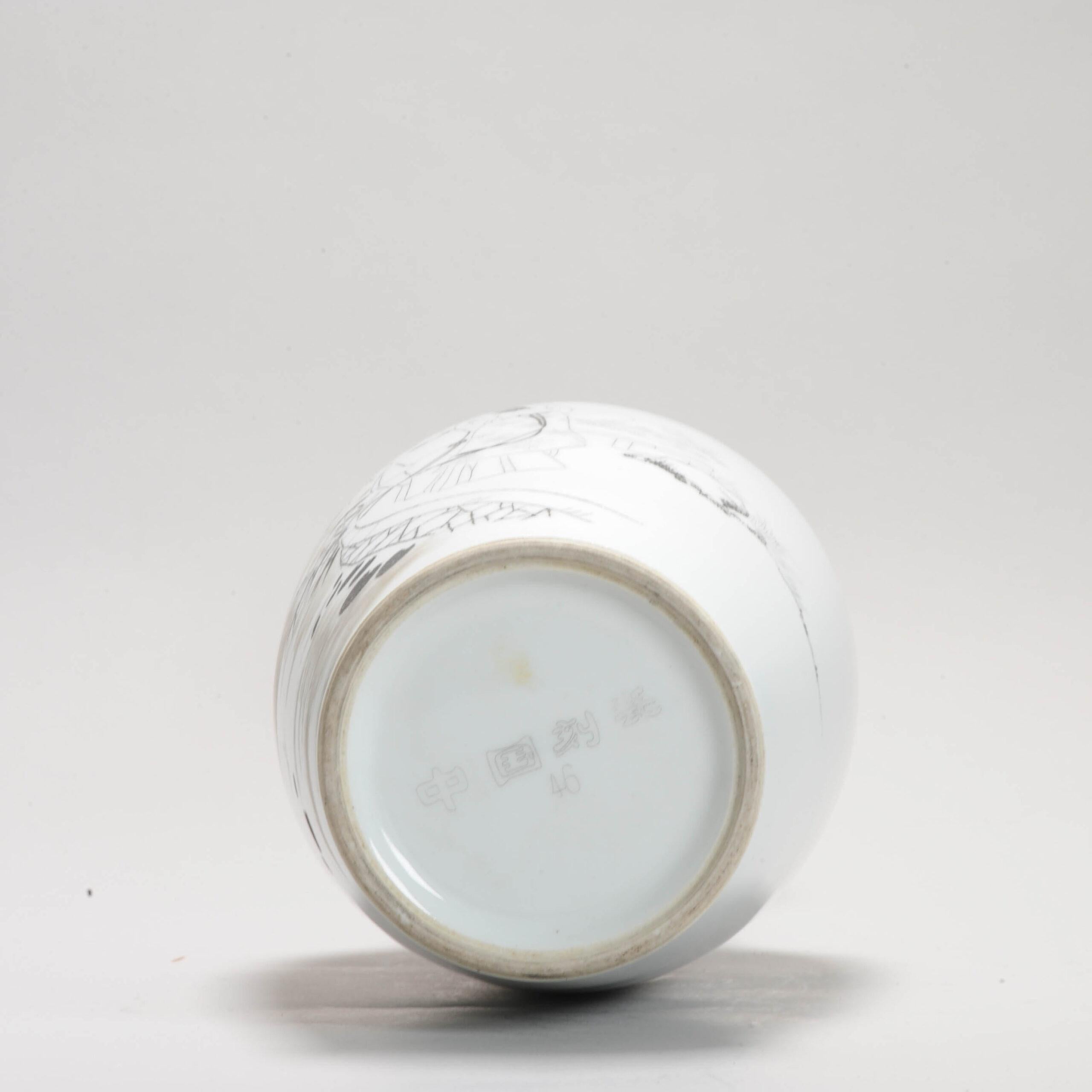 Cinese Vaso di porcellana cinese Tecnica di incisione Proc, anni '70 o 1980 in vendita