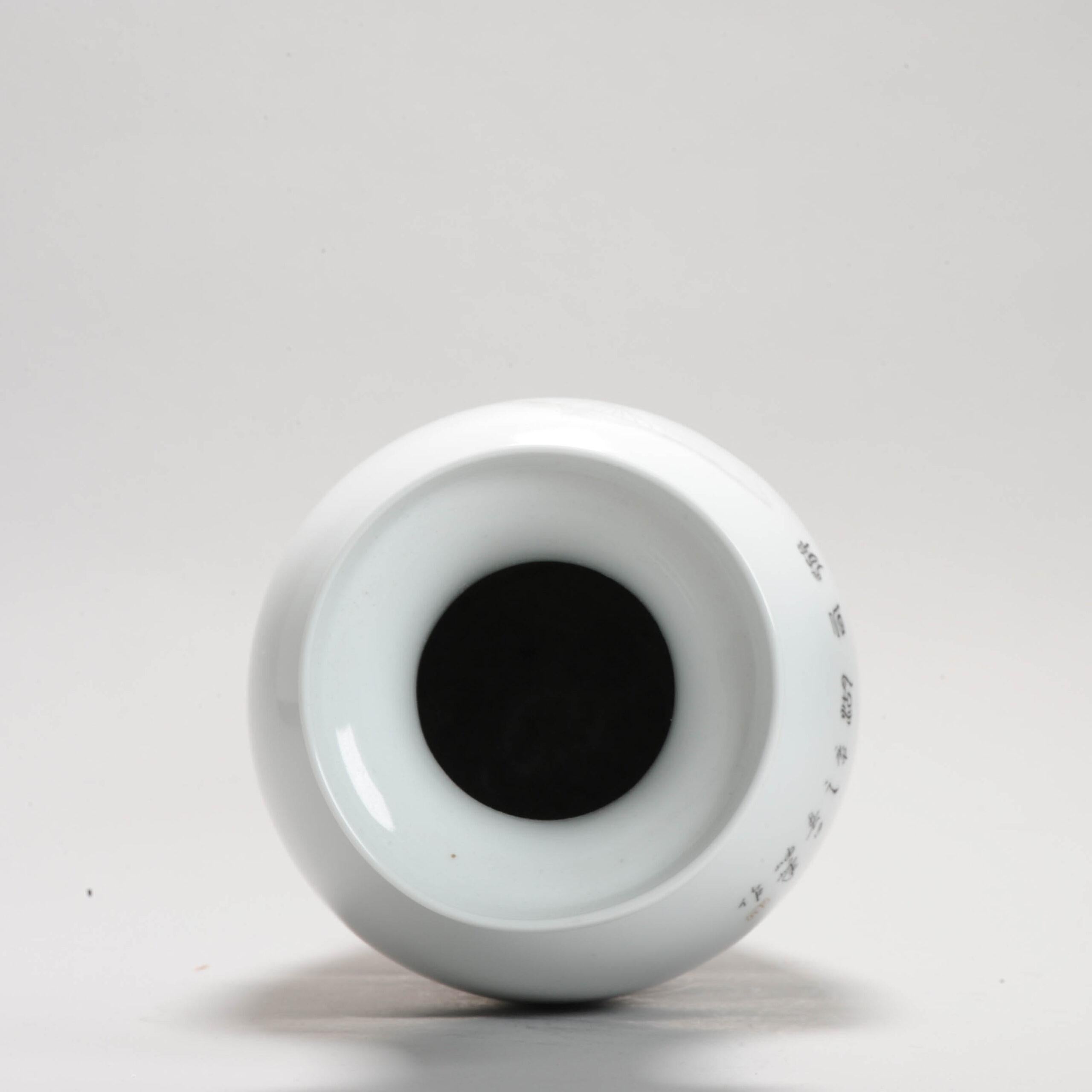 Vaso di porcellana cinese Tecnica di incisione Proc, anni '70 o 1980 In condizioni buone in vendita a Amsterdam, Noord Holland