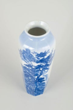 Jarrón de porcelana china con esmalte azul claro y motivos de árboles azules.