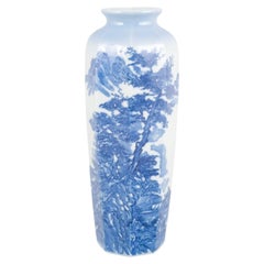 Jarrón de porcelana china con esmalte azul claro y motivos de árboles azules.