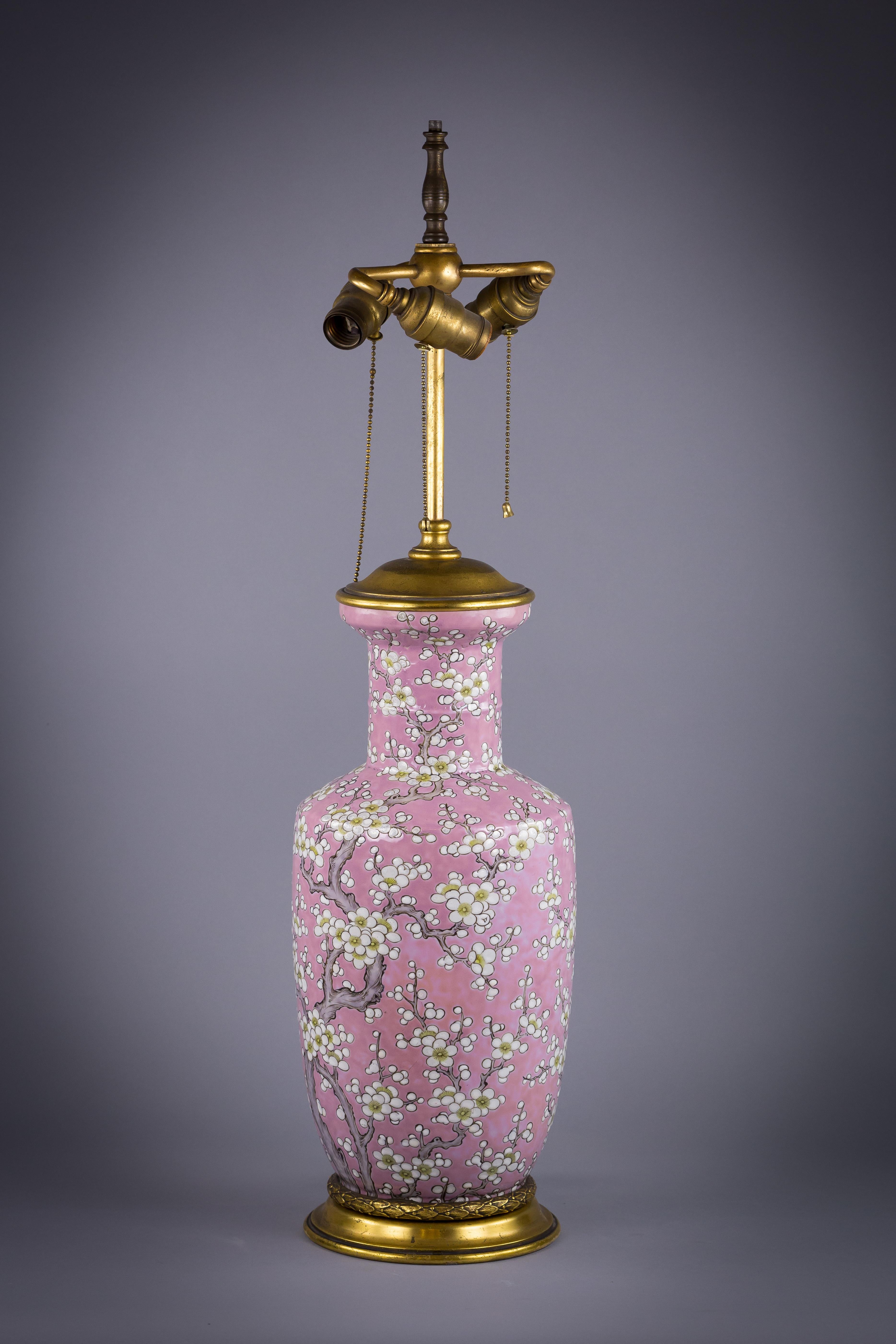 Chinesische Porzellanvase als Lampe montiert, um 1875 im Zustand „Hervorragend“ im Angebot in New York, NY