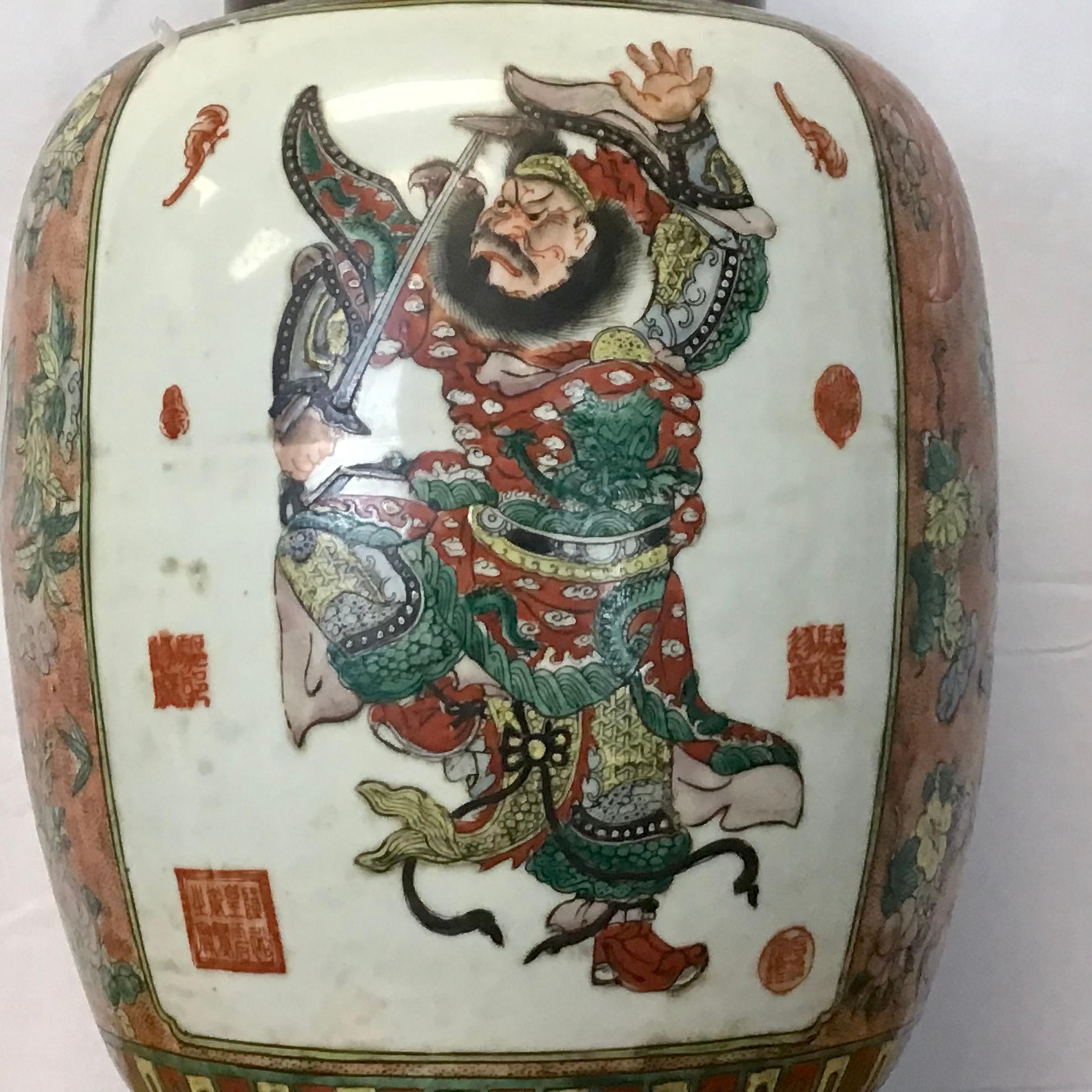 Il s'agit d'un vase en porcelaine chinoise assez étonnant, fabriqué pour être exporté en Occident au début du XXe siècle. Le vase a été monté sur une lourde base en laiton.
La porcelaine est peinte d'une scène de gardiens très vivante sur les faces