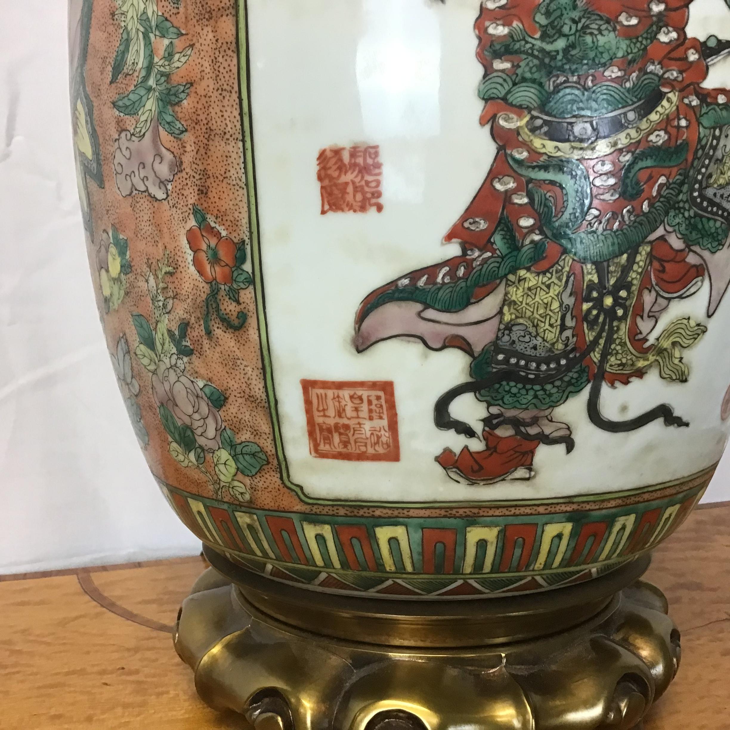 Chinesische Porzellanvase als Lampe montiert (20. Jahrhundert) im Angebot