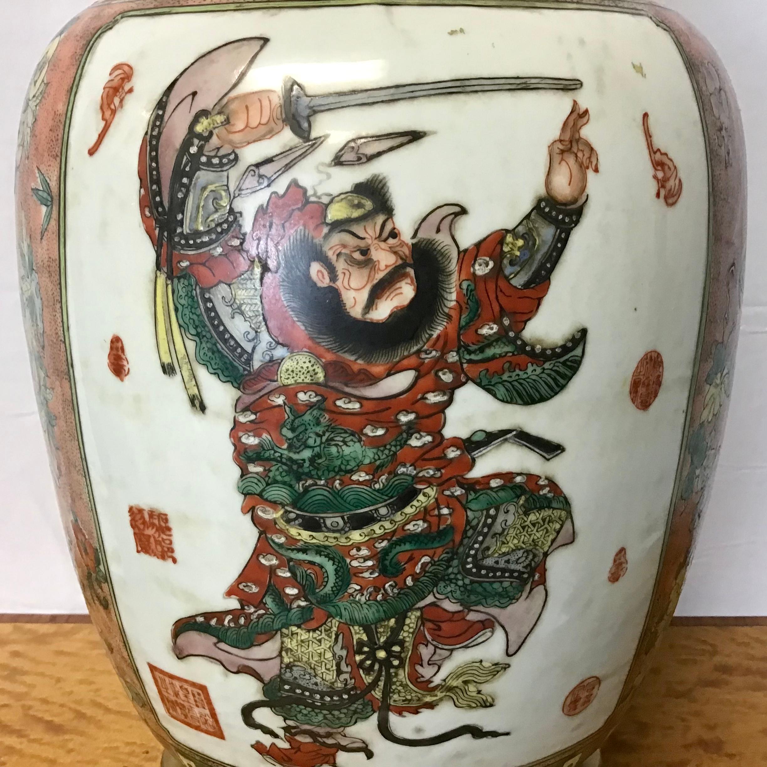 20ième siècle Vase en porcelaine de Chine monté en lampe en vente