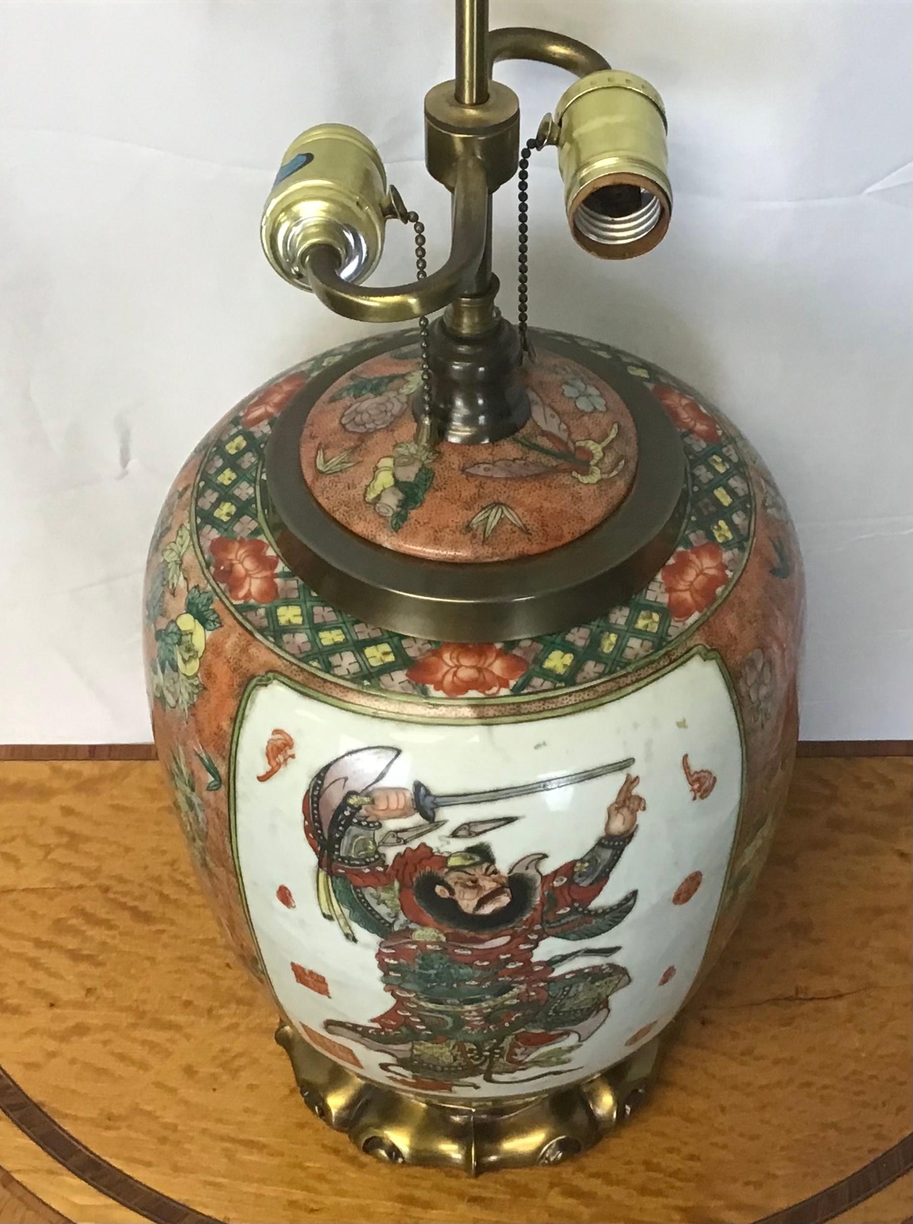 Porcelaine Vase en porcelaine de Chine monté en lampe en vente