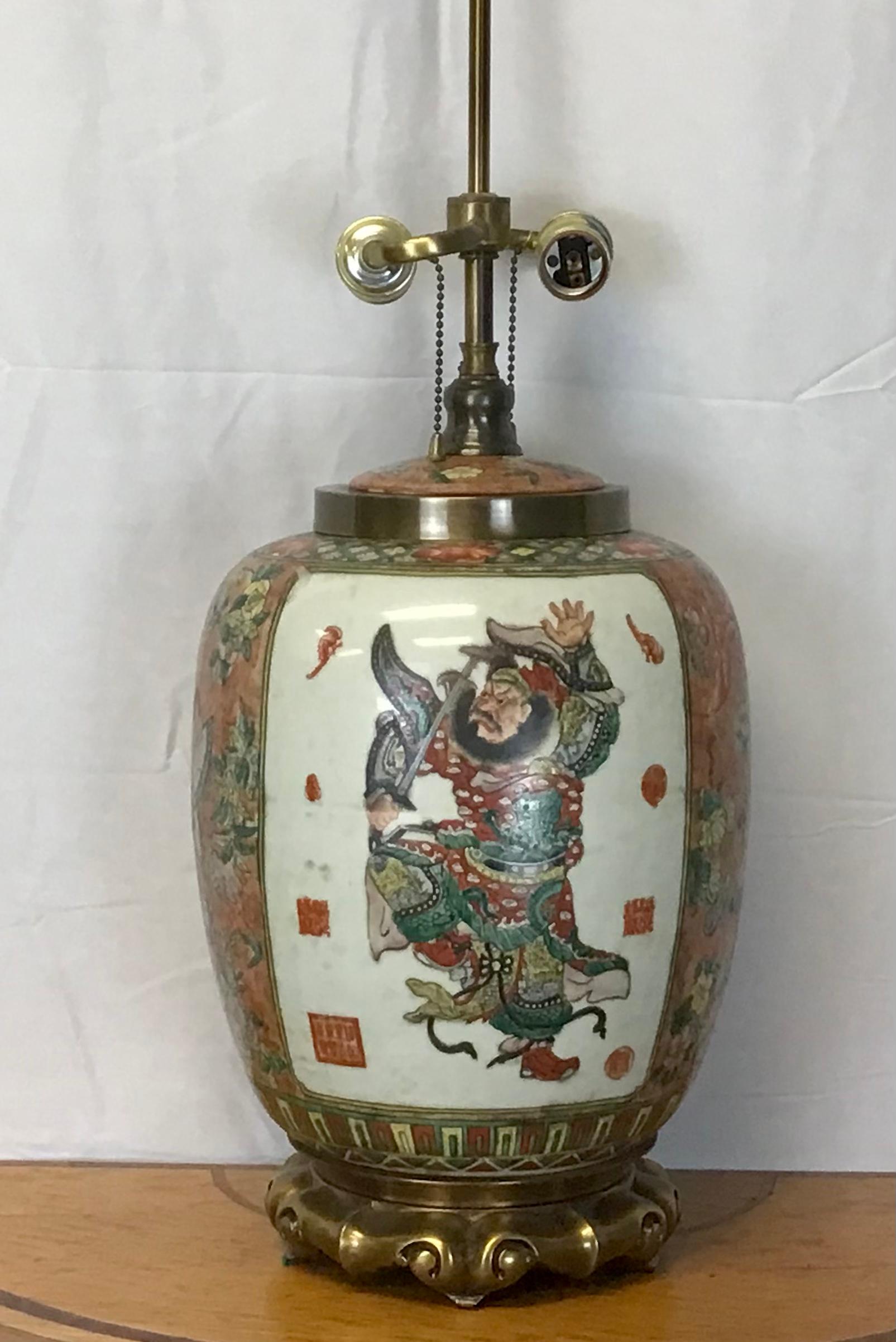Vase en porcelaine de Chine monté en lampe en vente 2