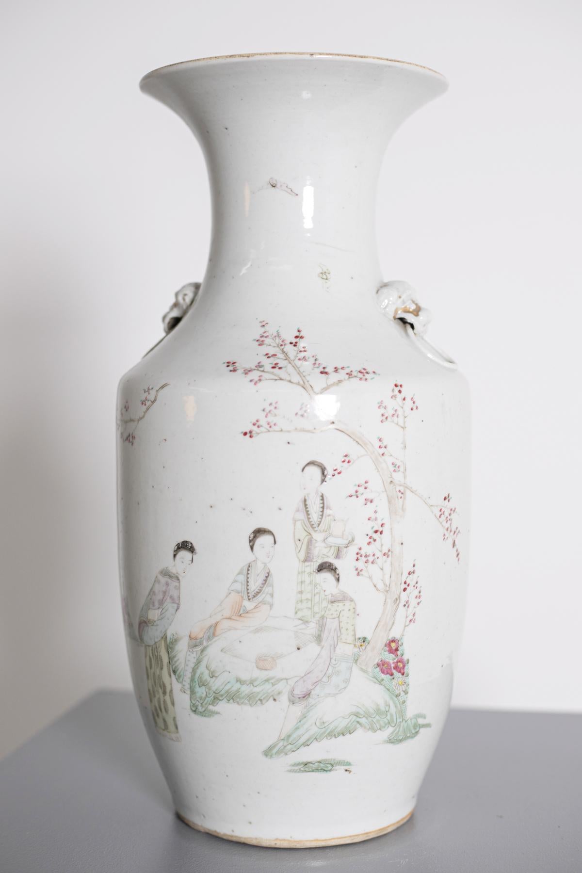 Antike chinesische Porzellanvase aus der Zeit der Rosenfamilie. Oberflächlich betrachtet handelt es sich um eine Alltagsszene mit vier eleganten Frauen als Protagonistinnen, die ihre Zeit im Garten verbringen. Die Rosa-Familie ist eine Porzellanart,
