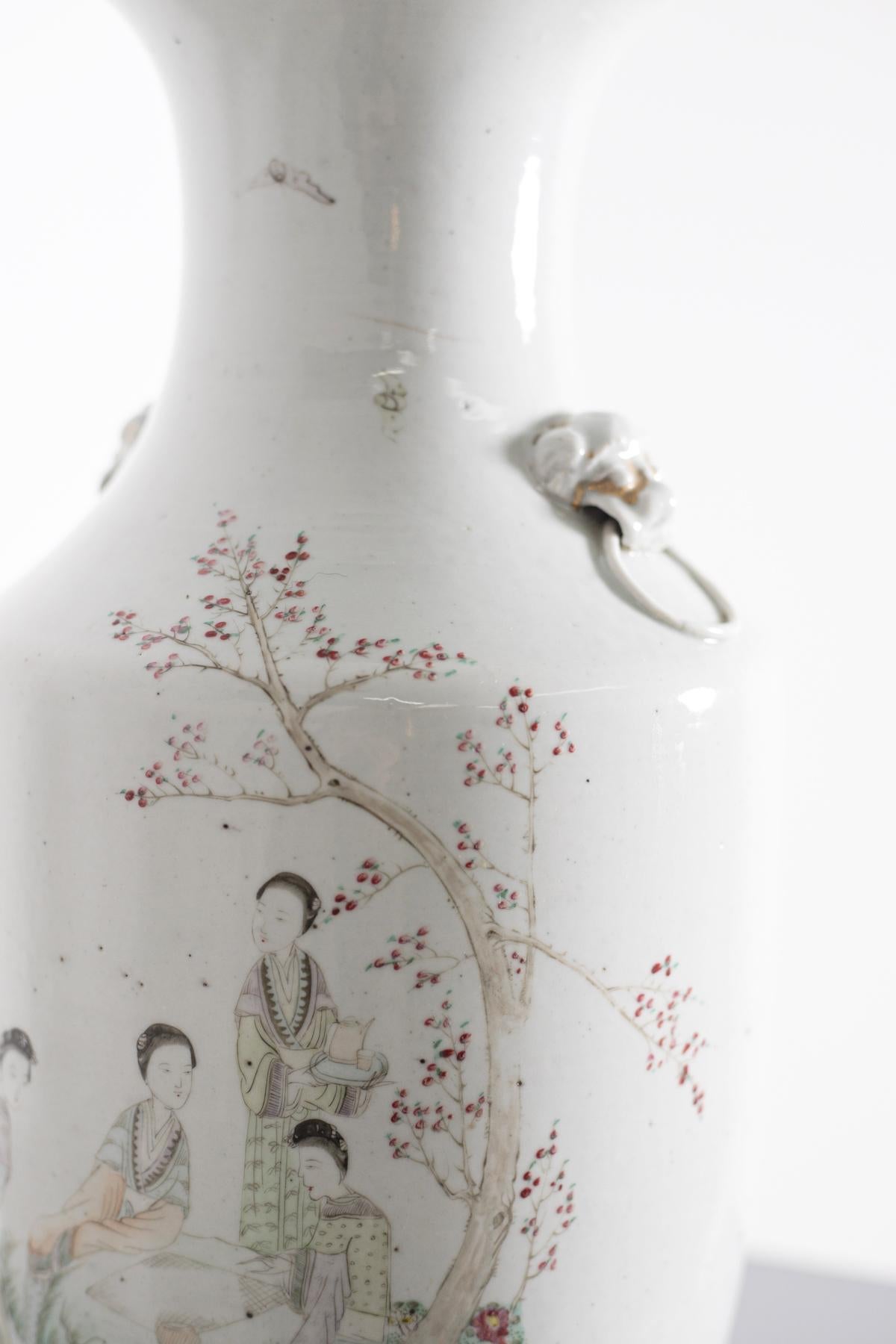 Chinese Porcelain Vase of Ladies in the Garden In Good Condition For Sale In Milano, IT