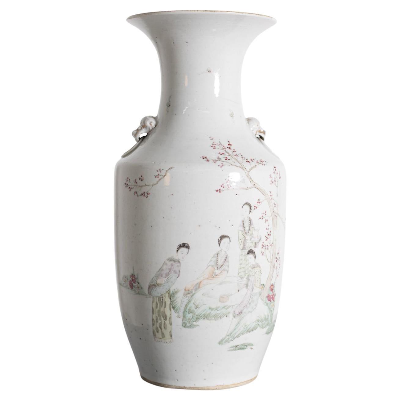 Vase en porcelaine chinoise représentant des femmes dans le jardin