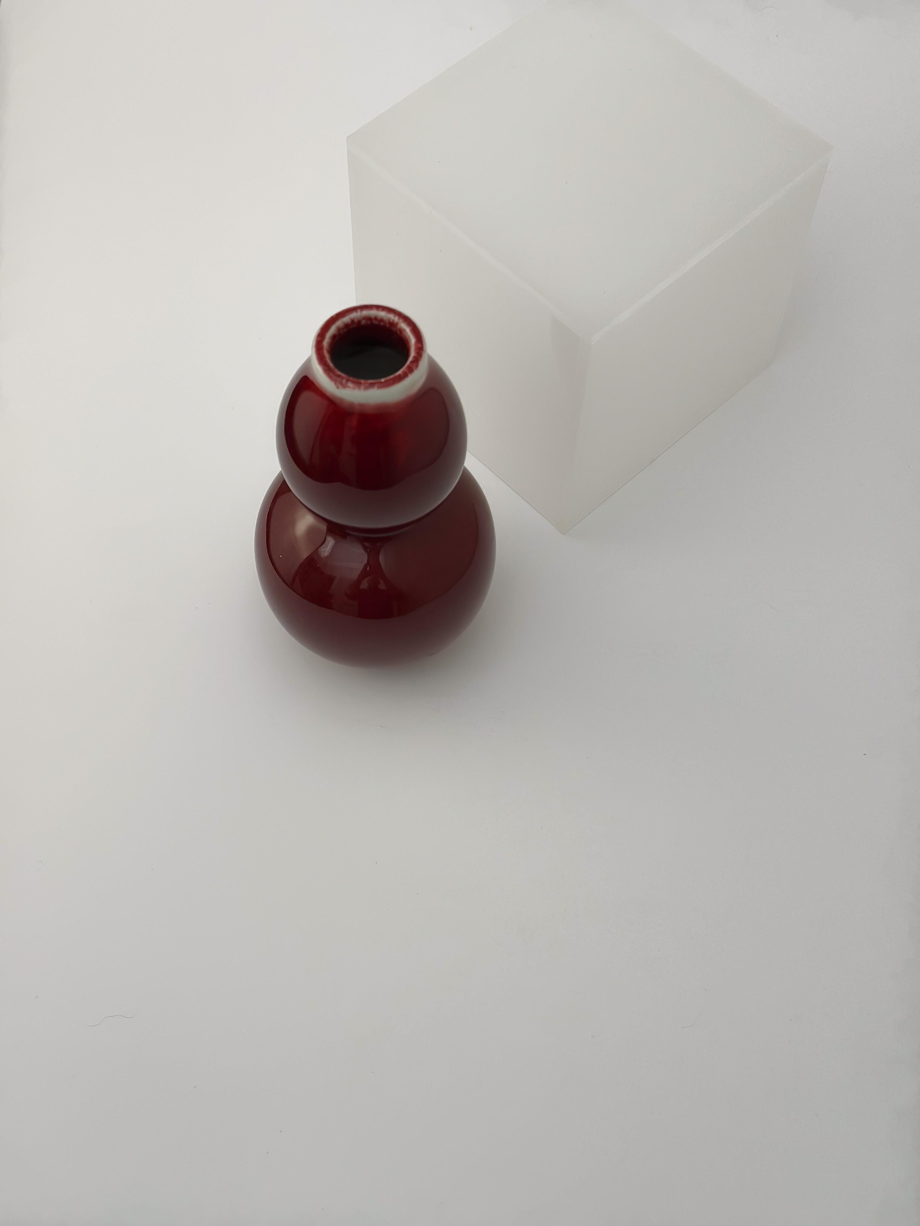 Qing Vaso di porcellana cinese, piccolo, a doppia zucca Sang de Boeuf Oxblood c.1960 Cina in vendita