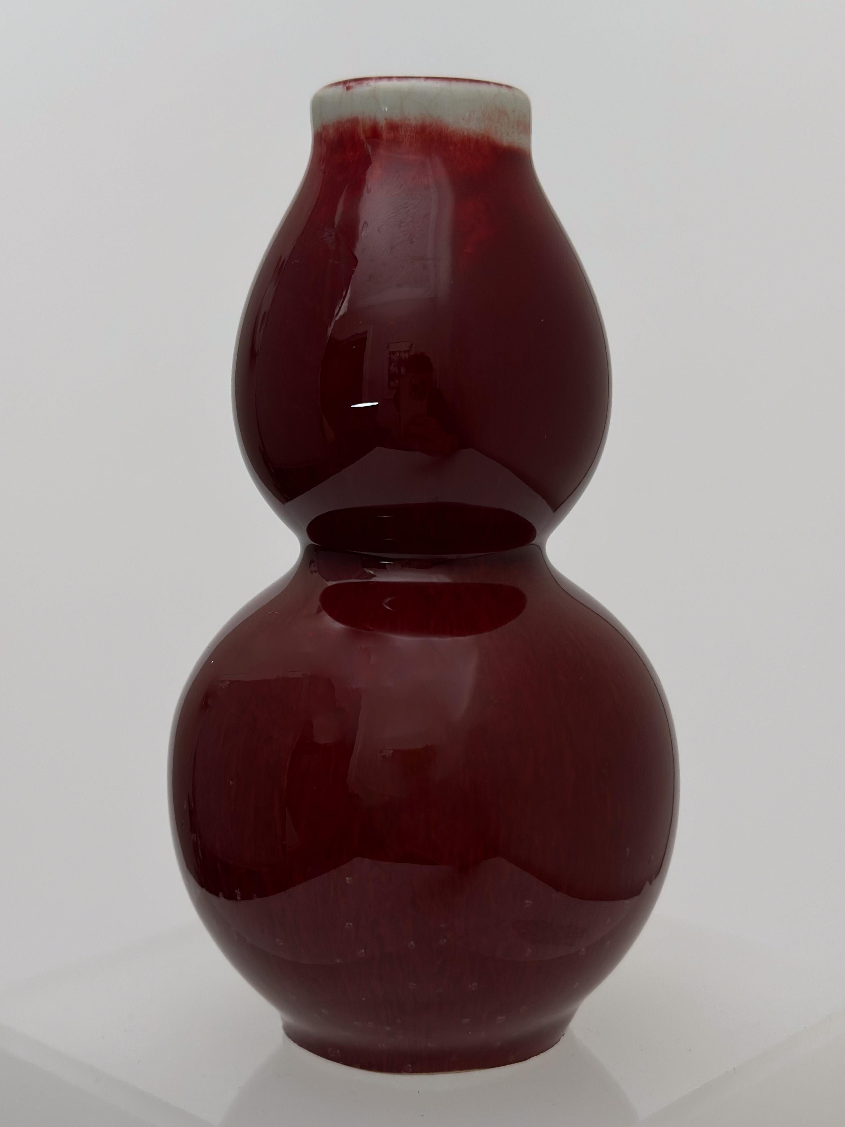 XX secolo Vaso di porcellana cinese, piccolo, a doppia zucca Sang de Boeuf Oxblood c.1960 Cina in vendita