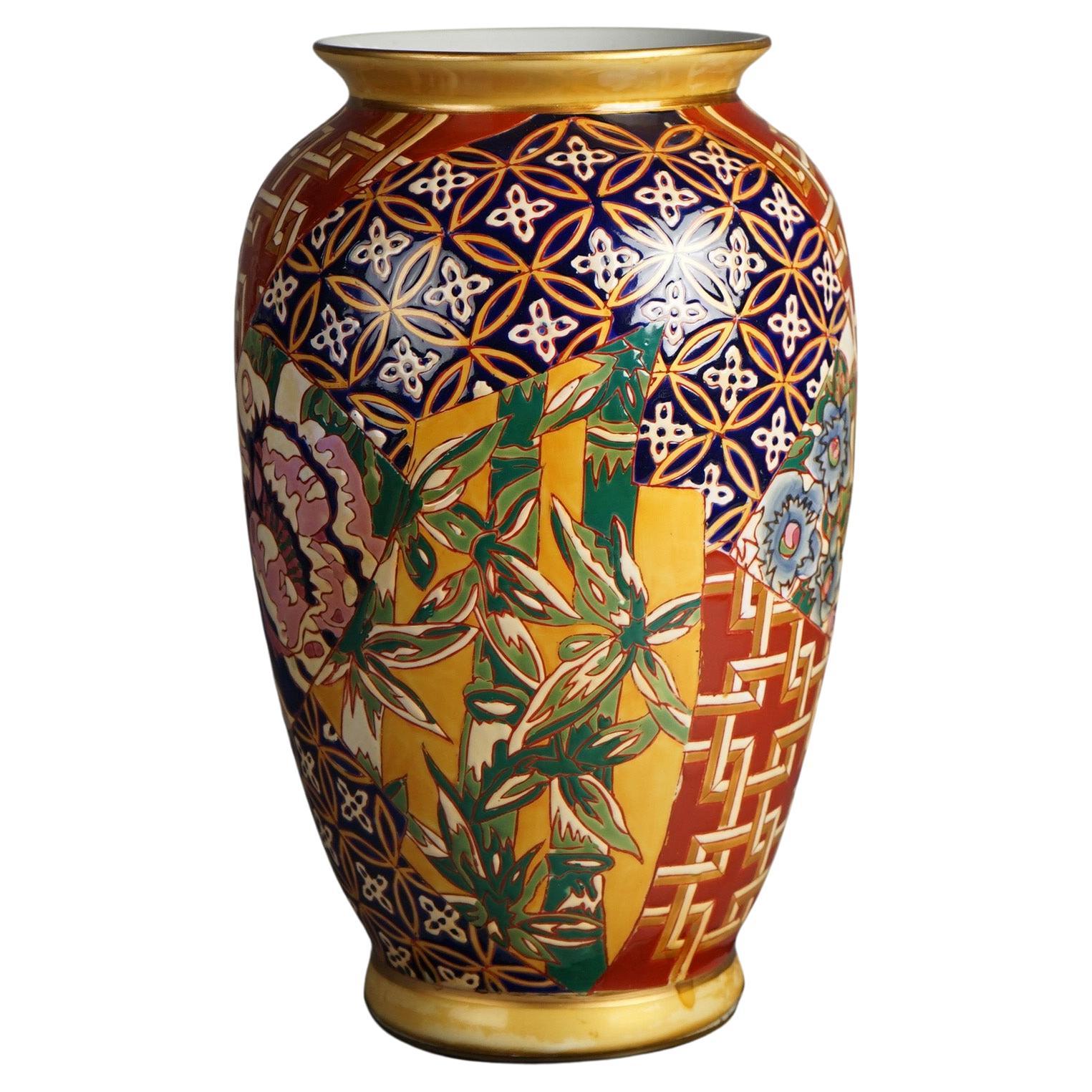 Vaso cinese in porcellana con bambù e fiori su supporto in legno duro XX secolo

Misure: 13,75''H. x 7,25''W. x 7,25''D.