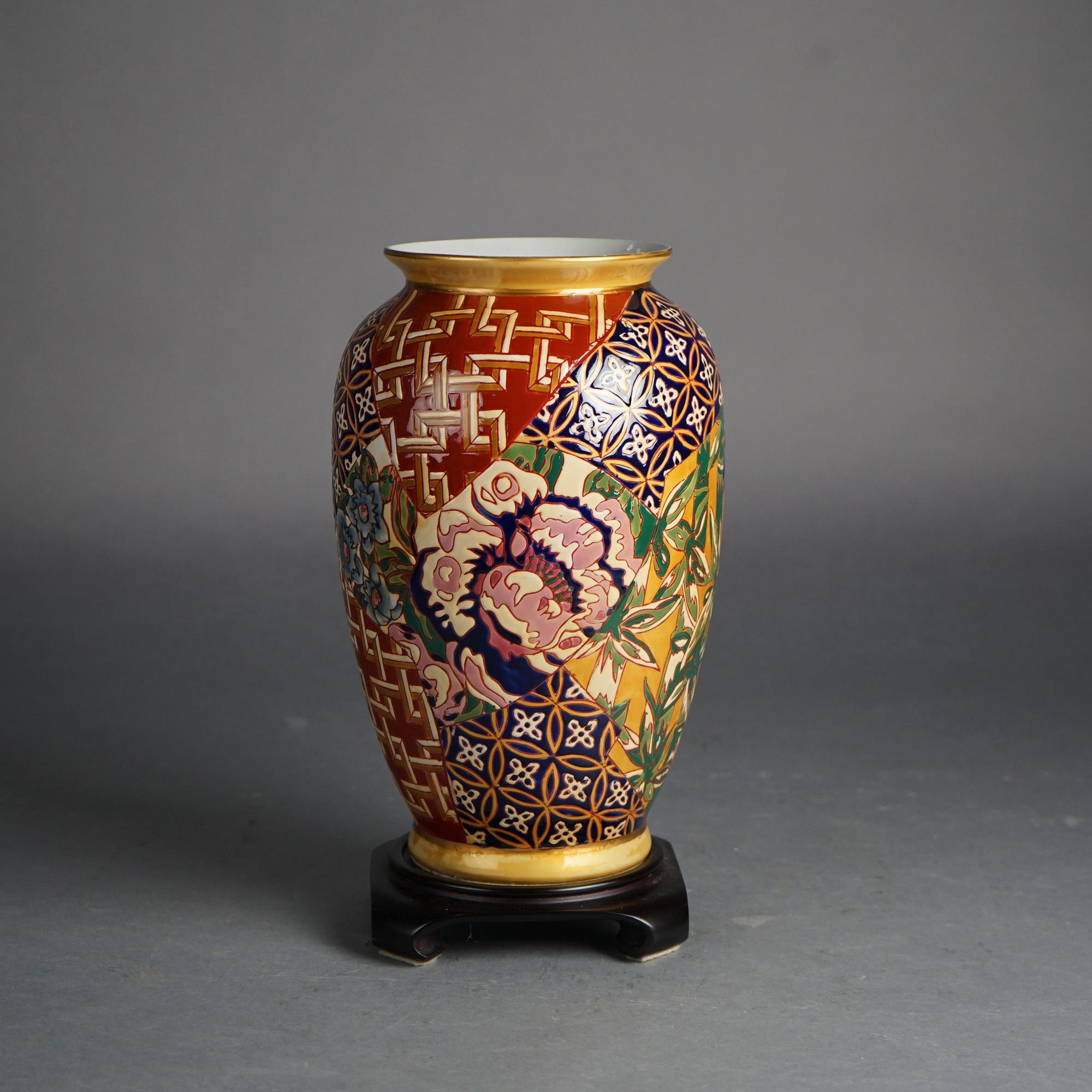 Asiatico Vaso cinese in porcellana con bambù e fiori su supporto in legno duro XX secolo in vendita