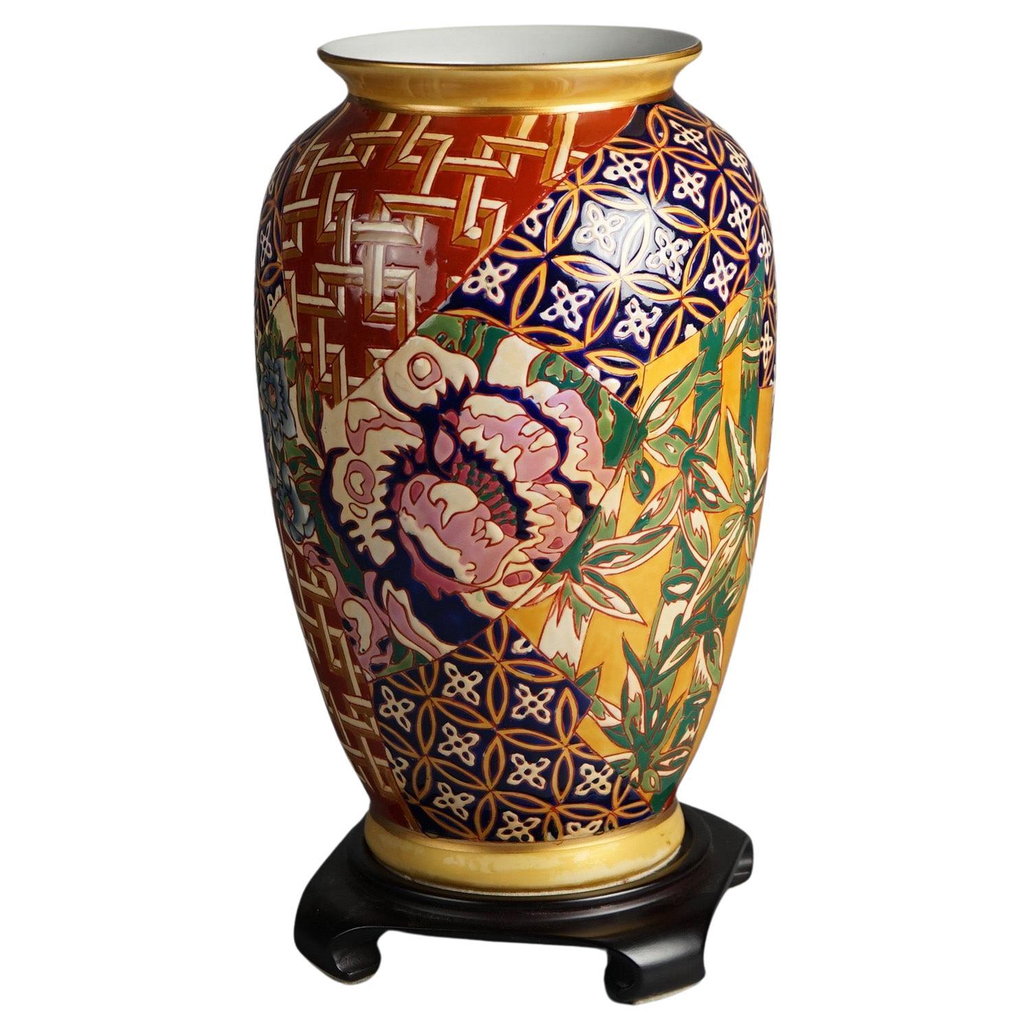 Vase en porcelaine chinoise avec bambou et fleurs sur Stand en bois dur 20ème siècle