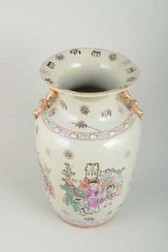 Vaso cinese in porcellana con scene figurative. Inizio del XX secolo.