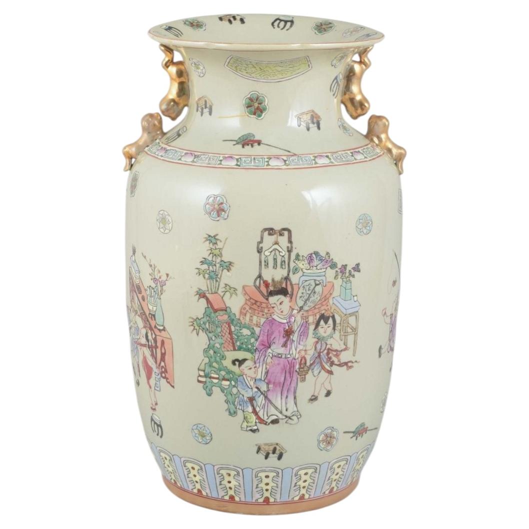 Vaso cinese in porcellana con scene figurative. Inizio del XX secolo. in vendita