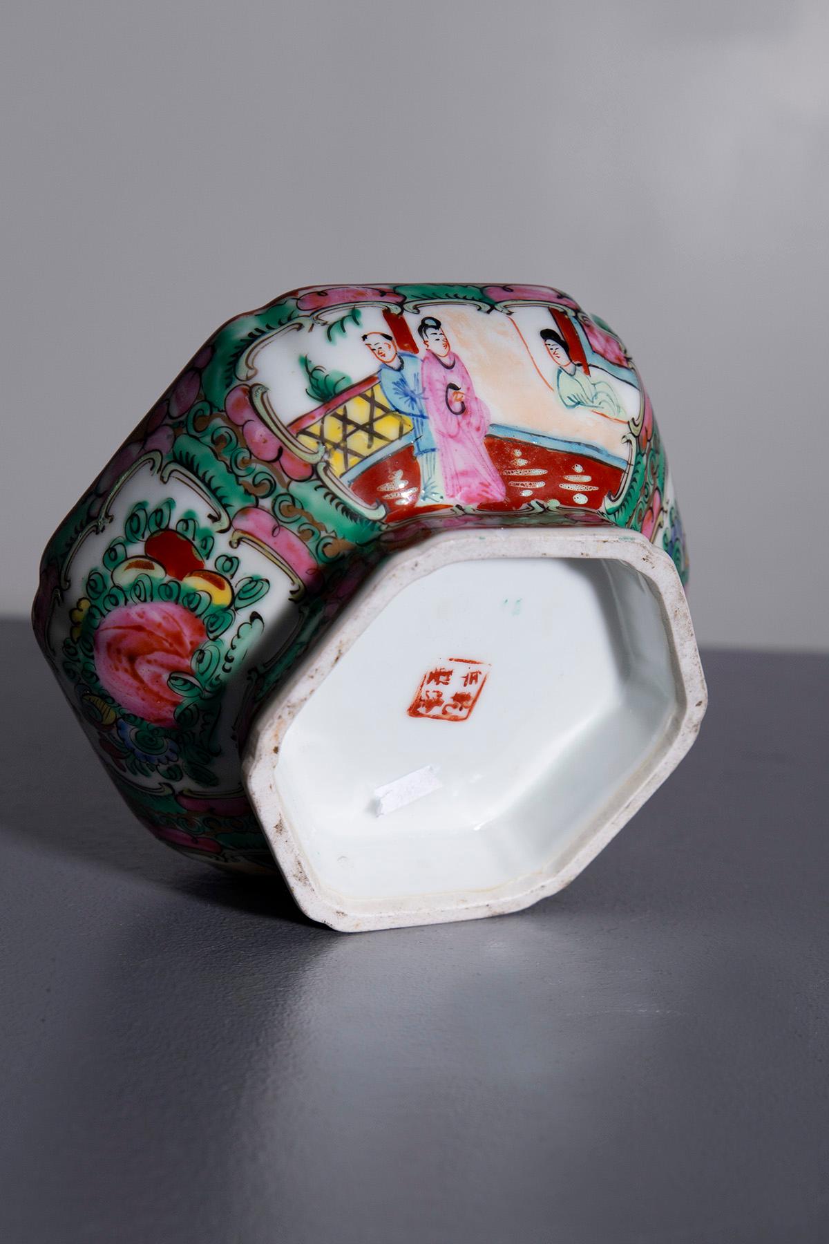 Chinese porcelain vase with Floral decorations In Good Condition For Sale In Milano, IT