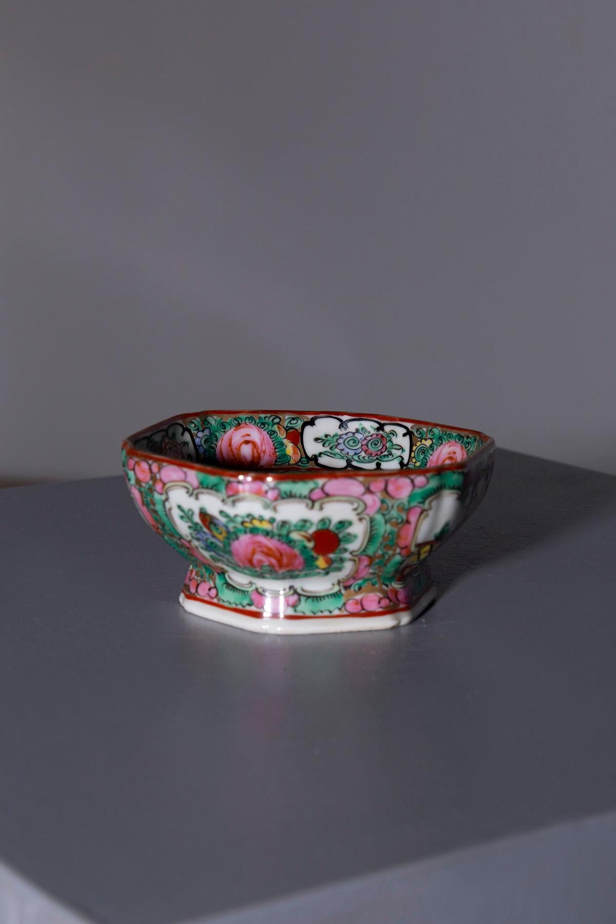 Mid-20th Century Chinese porcelain vase with Floral decorations For Sale