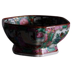 Vase en porcelaine chinoise avec décorations florales