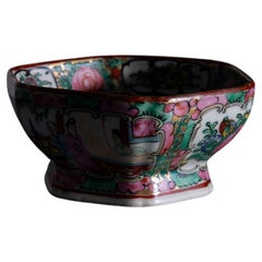 Jarrón de porcelana china con decoración floral