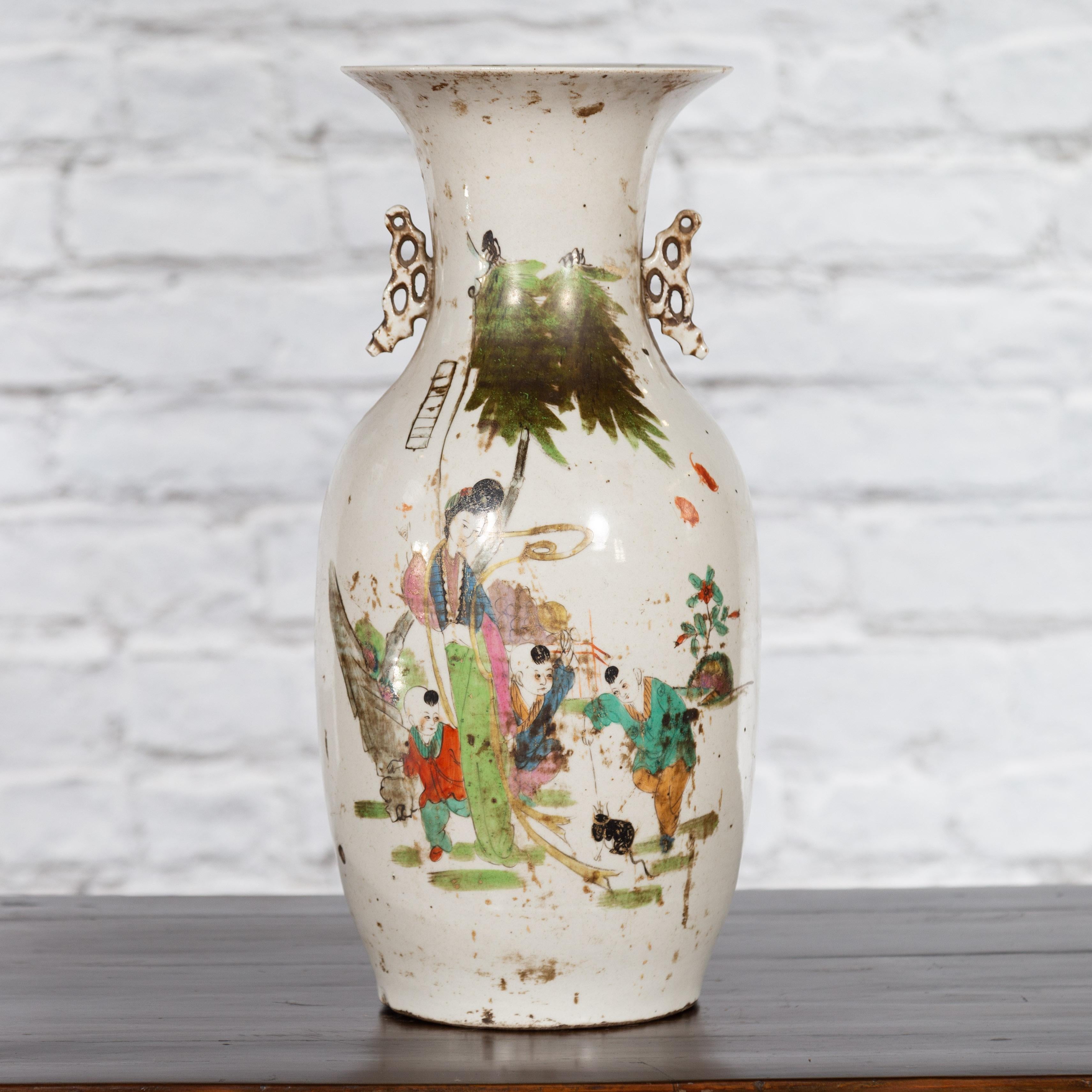 Chinesische Porzellanvase aus chinesischem Porzellan mit handbemalten Figuren und Kalligrafienmotiven (Handbemalt) im Angebot