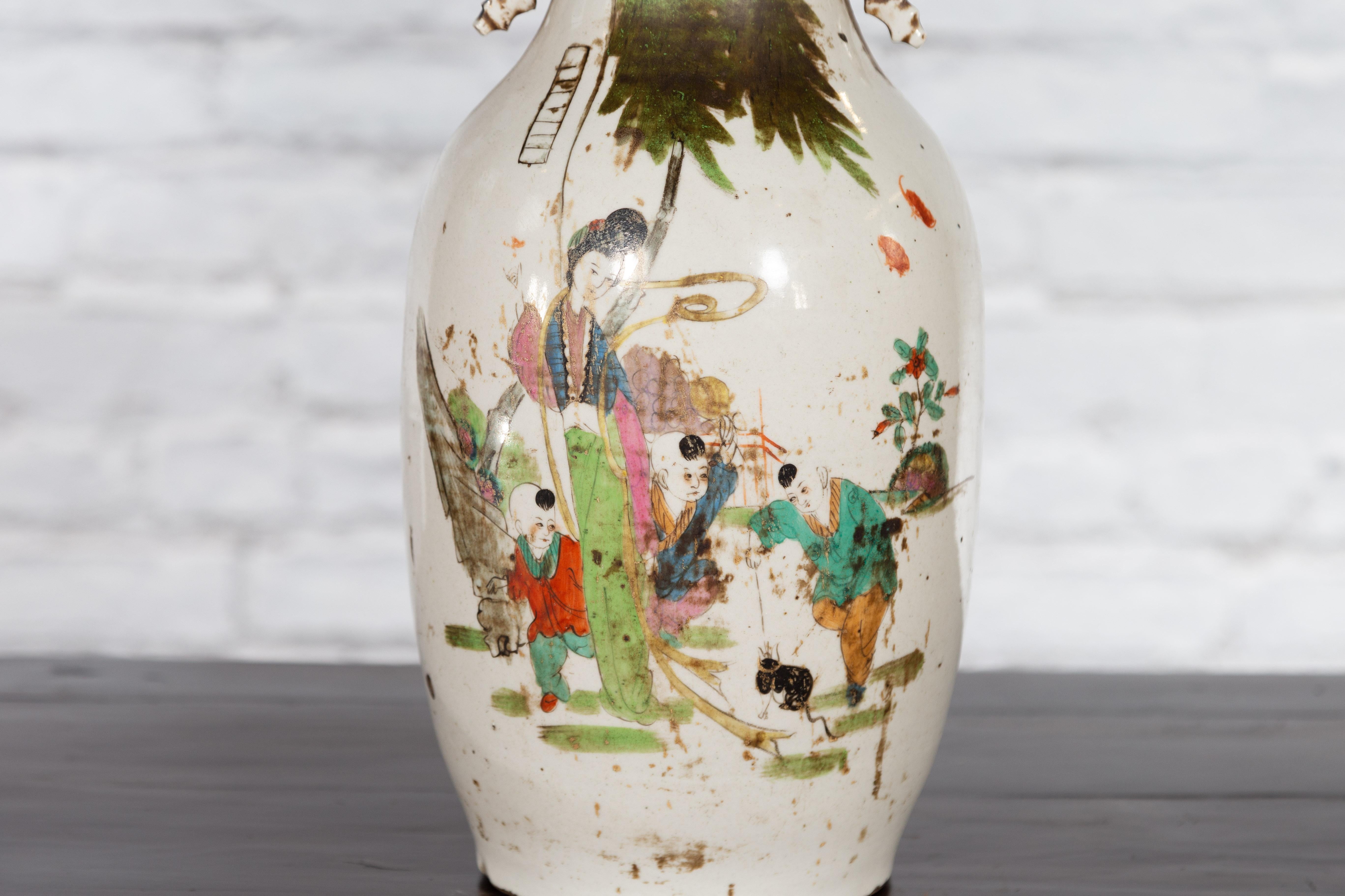 Chinesische Porzellanvase aus chinesischem Porzellan mit handbemalten Figuren und Kalligrafienmotiven (20. Jahrhundert) im Angebot