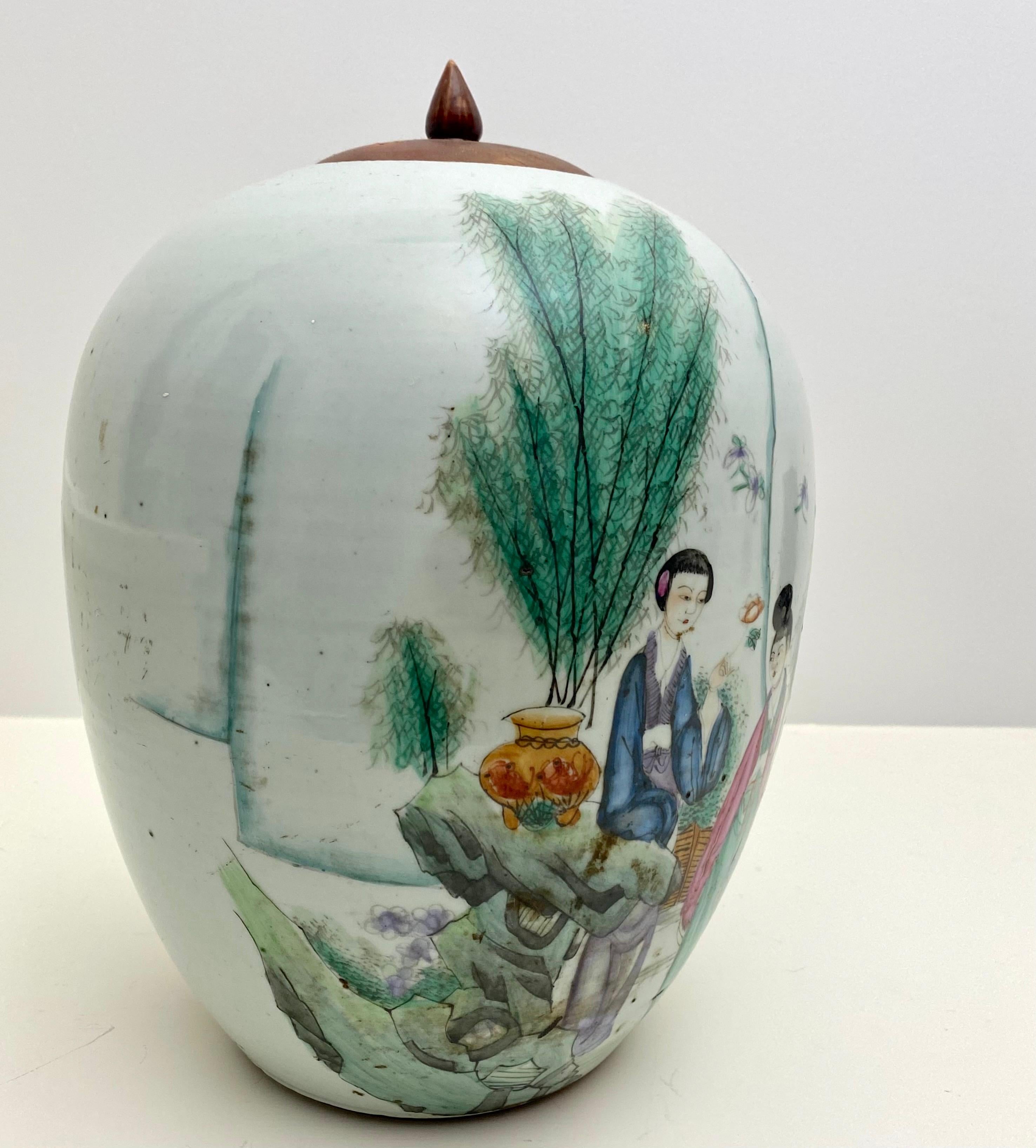 Chinesische Porzellanvase mit Deckel und handbemalter Dekoration aus China (20. Jahrhundert) im Angebot