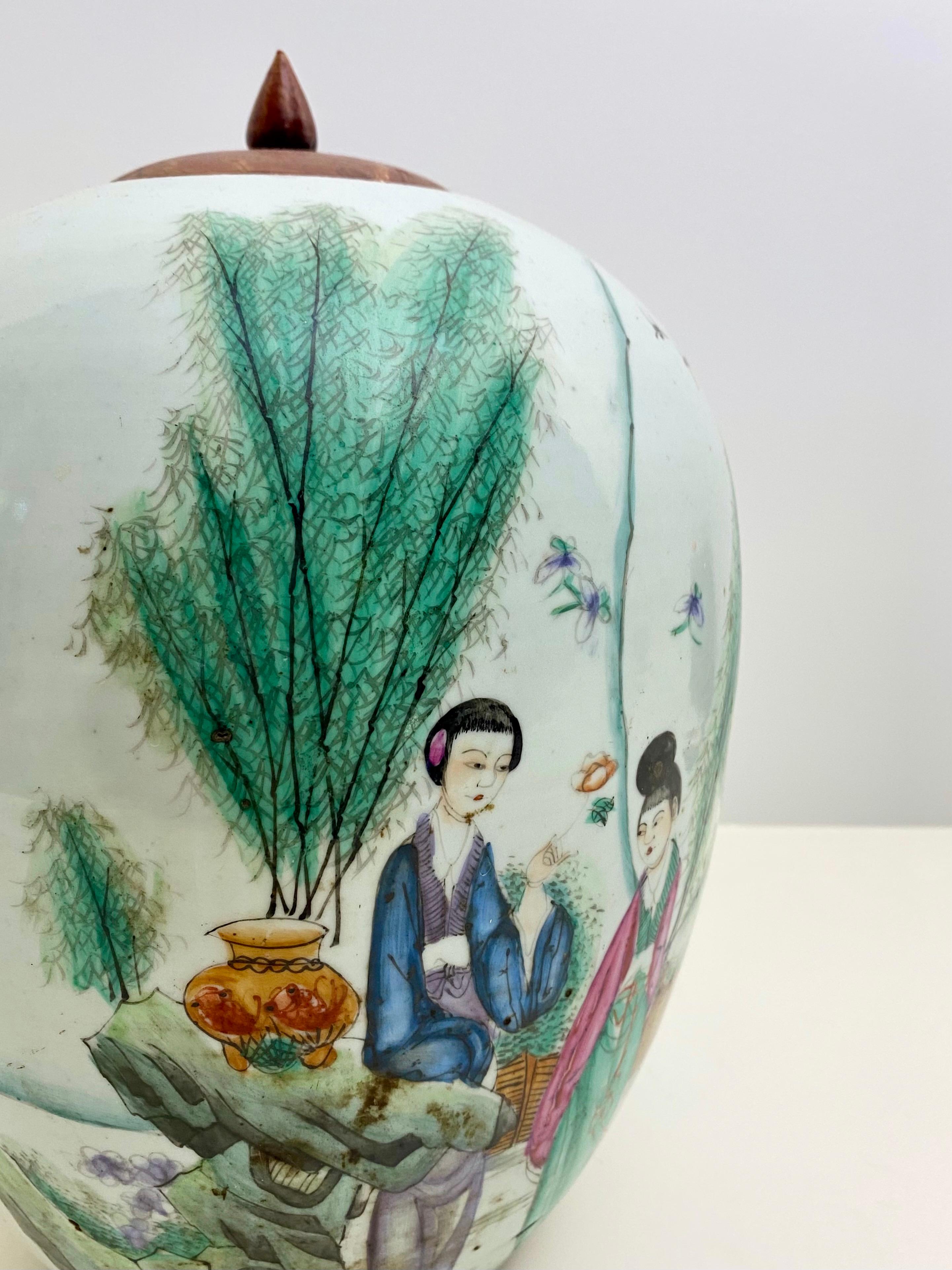 Chinesische Porzellanvase mit Deckel und handbemalter Dekoration aus China im Angebot 4
