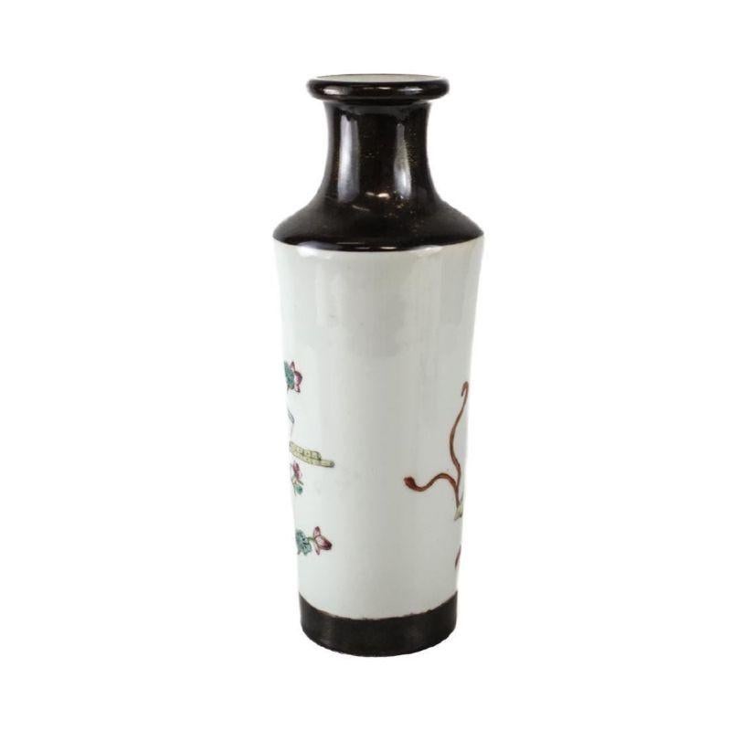 Vaso di porcellana cinese, forma Xiangtuiping, marchio Qionlong, 1940 circa

Informazioni aggiuntive:
Colore: Multicolore 
Età: circa 1940
Dimensioni: 12 pollici di altezza, 4,25 pollici di larghezza
Condizioni: Ottime condizioni legate