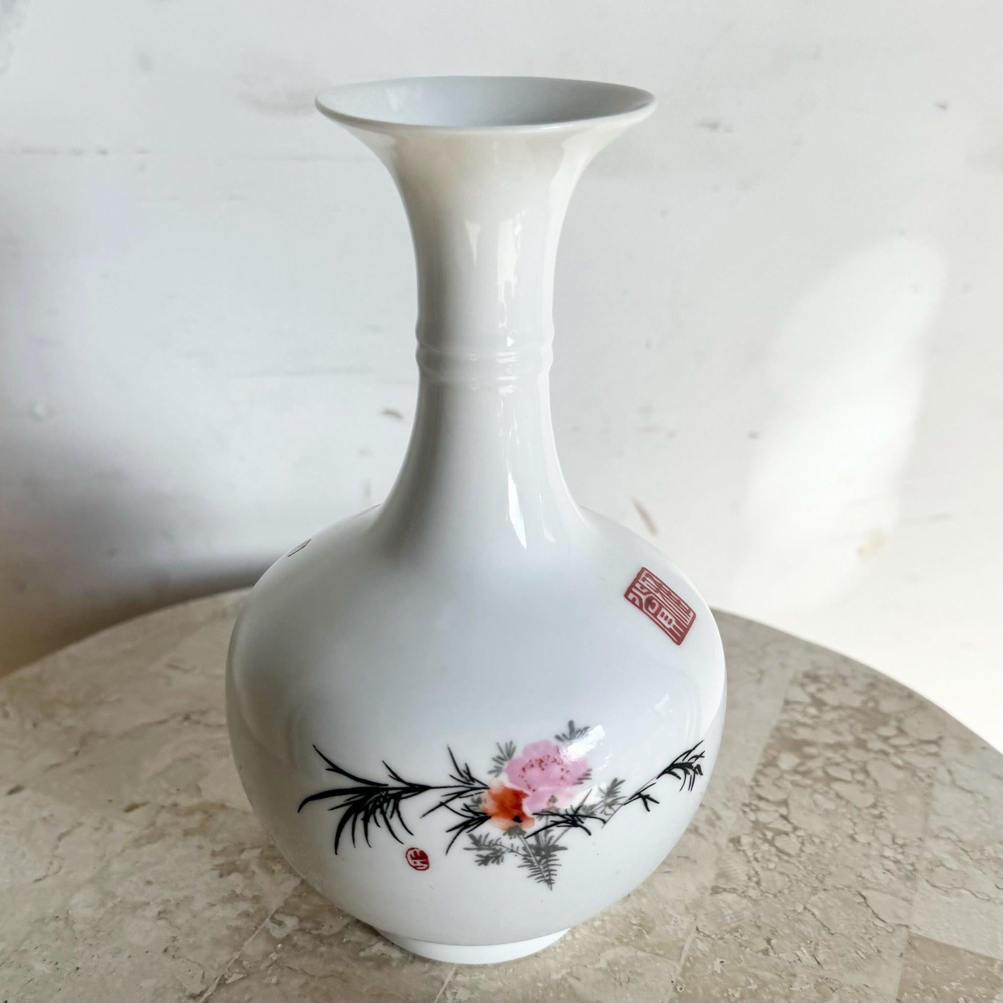 Vaso cinese in porcellana bianca e rossa con motivi floreali dipinti a mano e audaci accenti rossi, perfetto come centrotavola o oggetto da collezione.
 
 Vendiamo gli articoli così come sono stati acquistati, senza alcun restauro o riparazione. I
