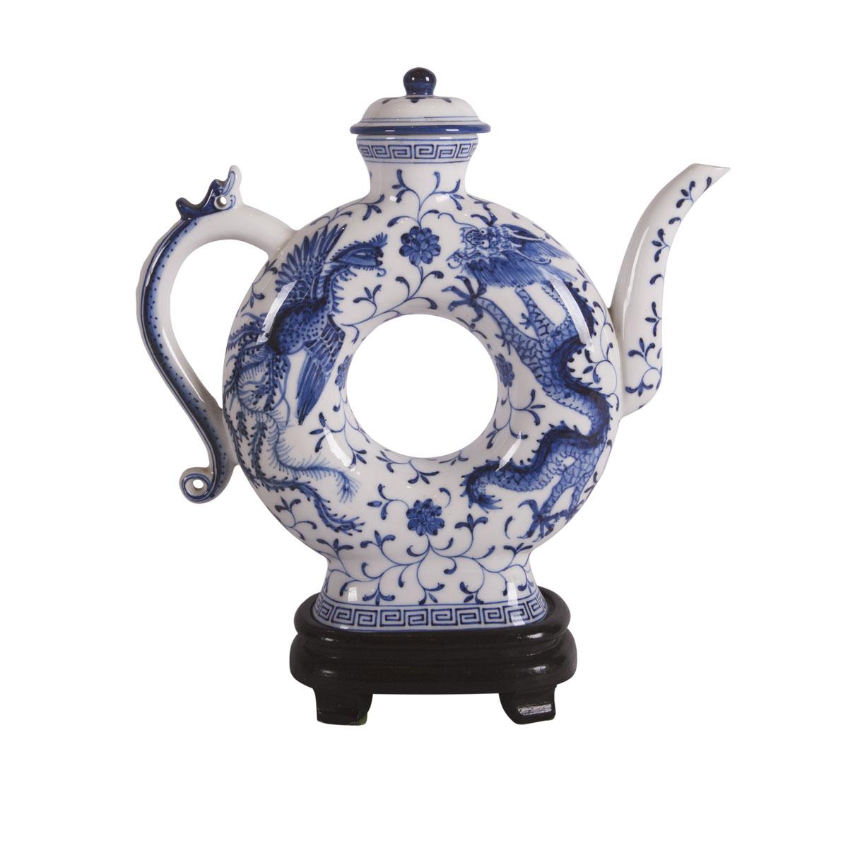 Chinese Porcelain Wine Pot In Excellent Condition In Boca Raton, FL